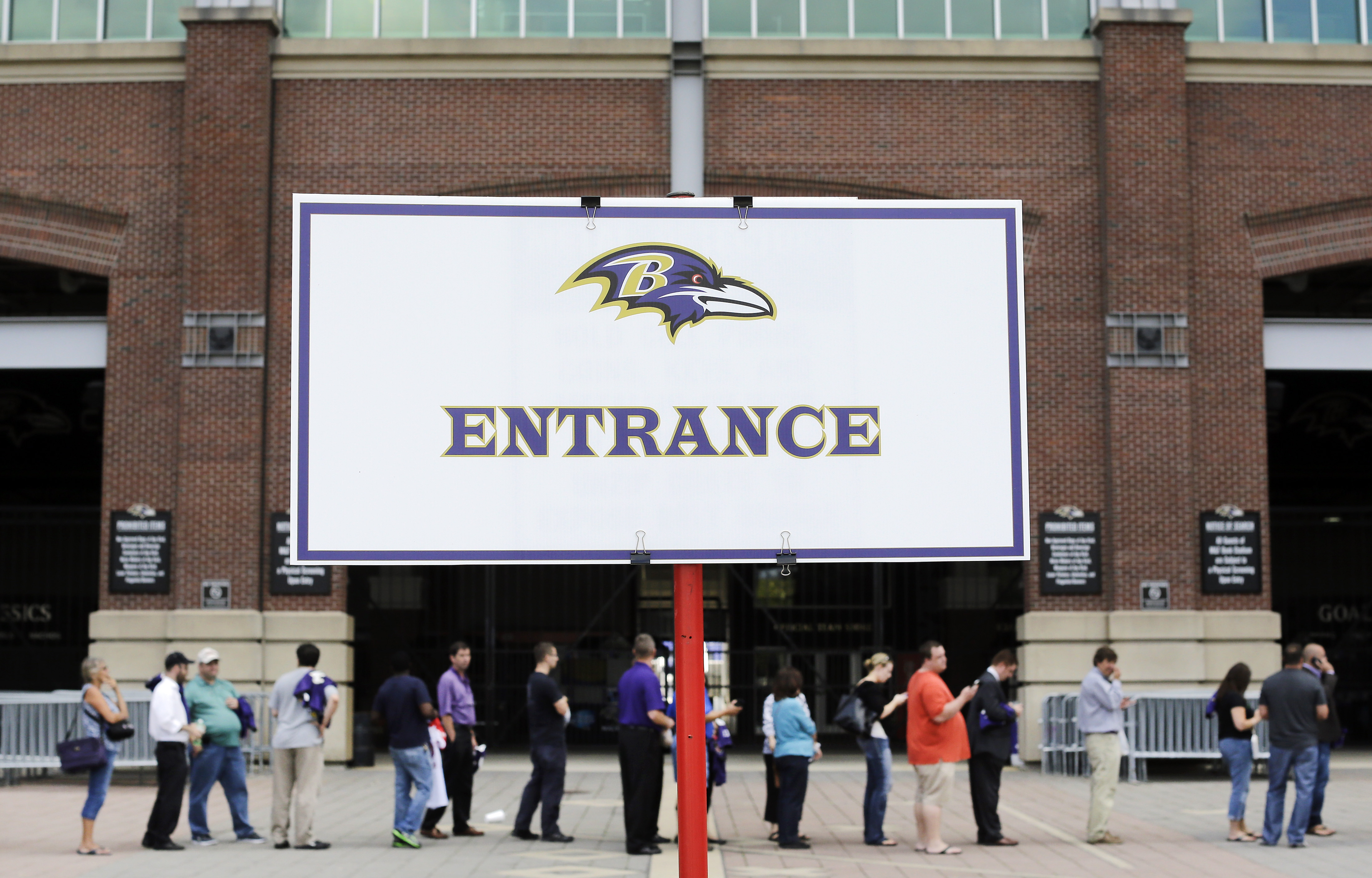 Estimated 7,000 fans trade in Ray Rice jerseys