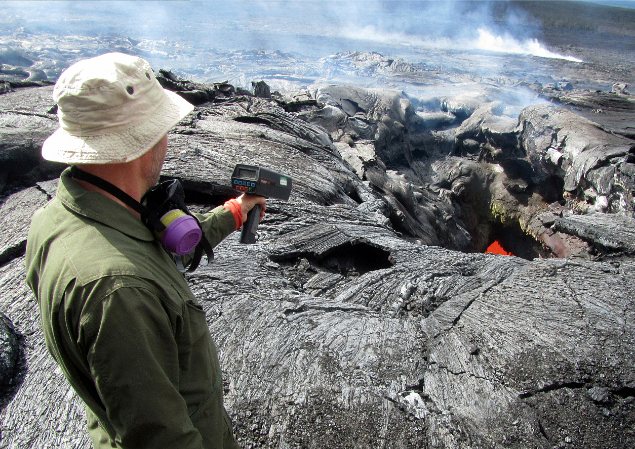 Hawaii lava flow approaching homes slows down