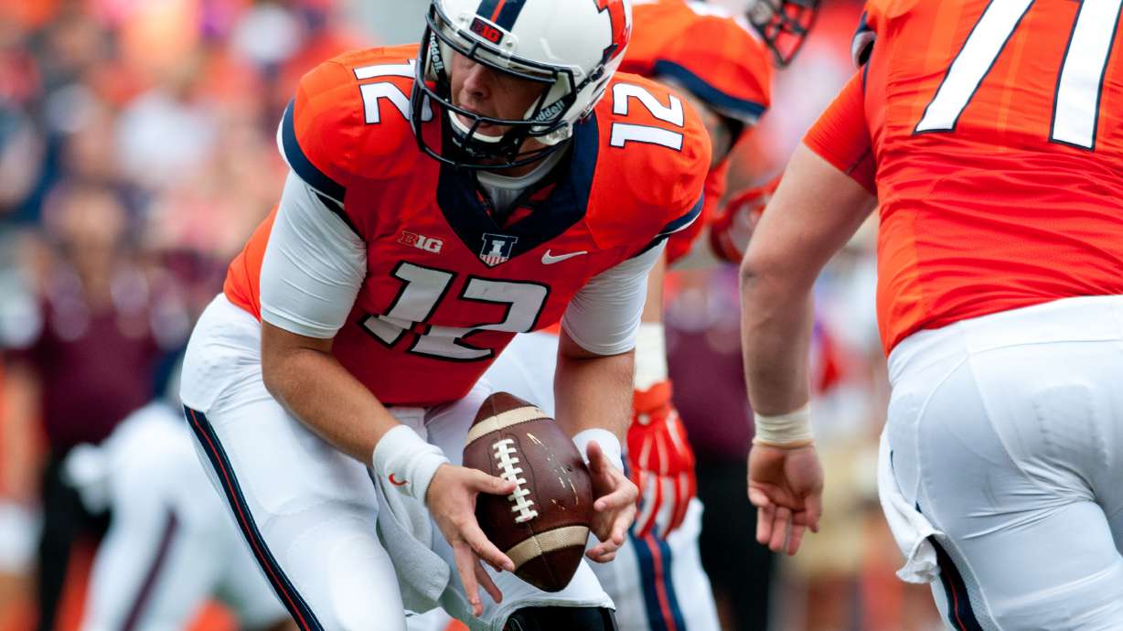 Illinois survives Texas State scare 42-35