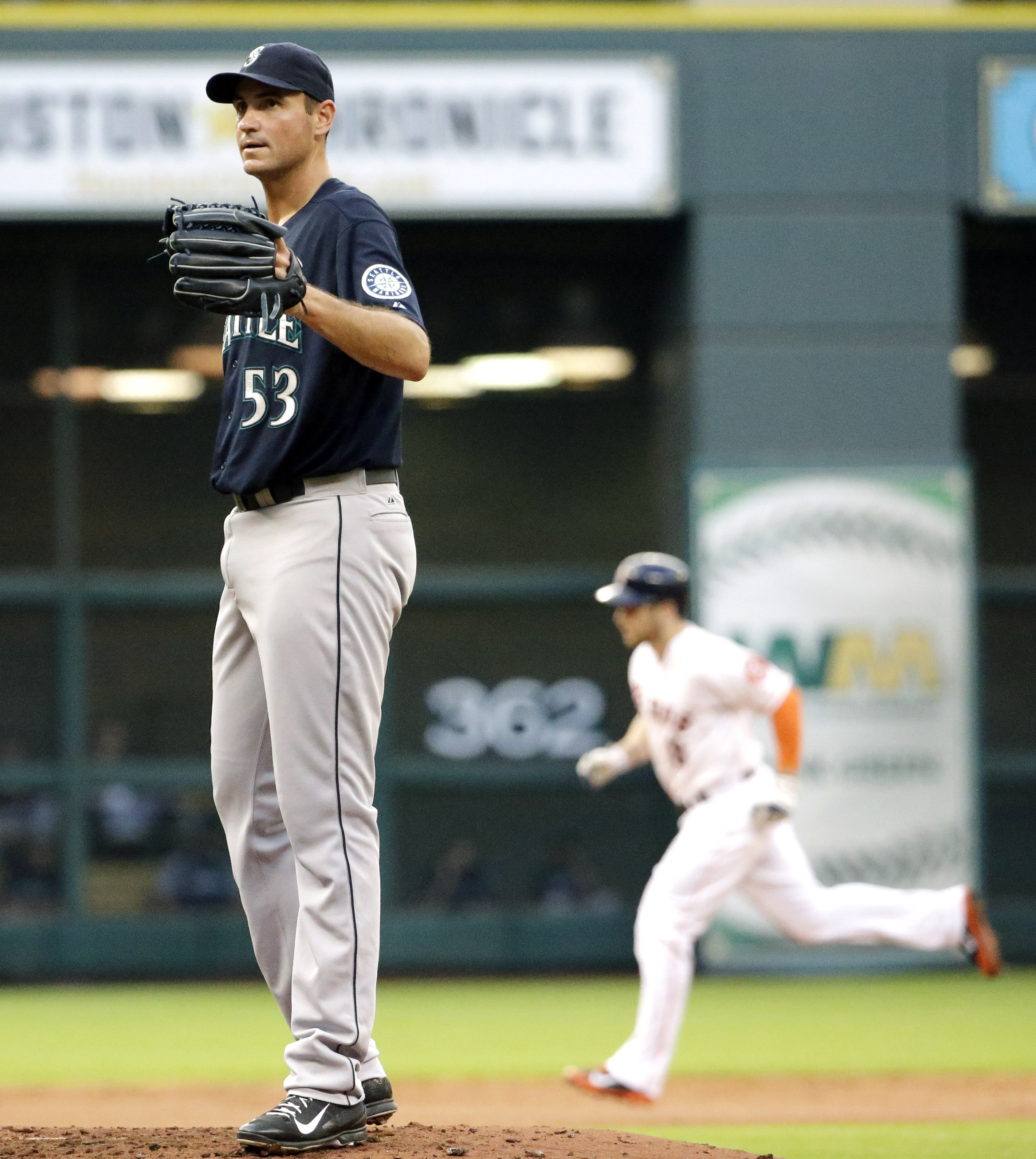 Astros hit 5 HRs, stop Mariners from moving up