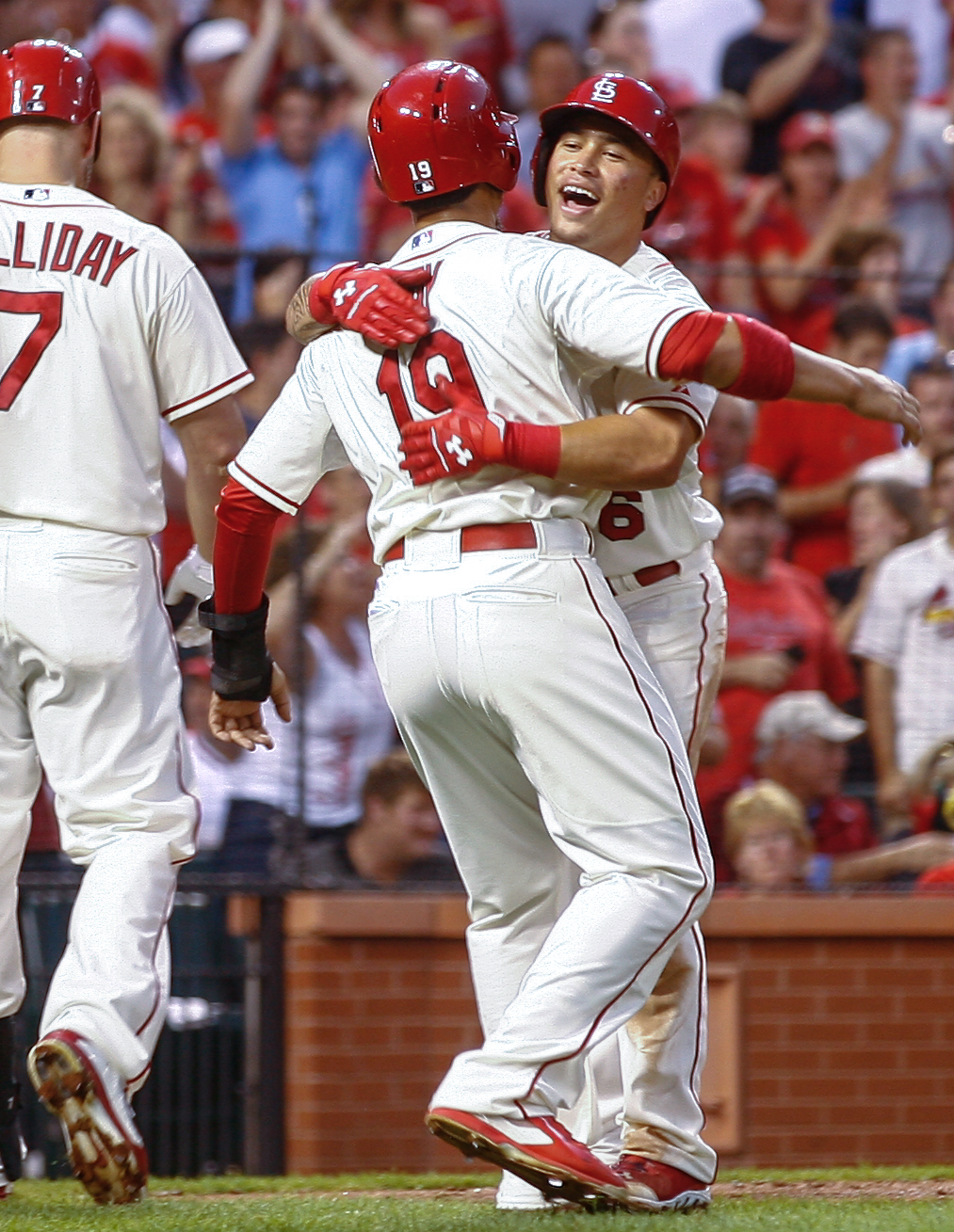 Cards hit 3 HRs, top Reds, move closer to playoffs