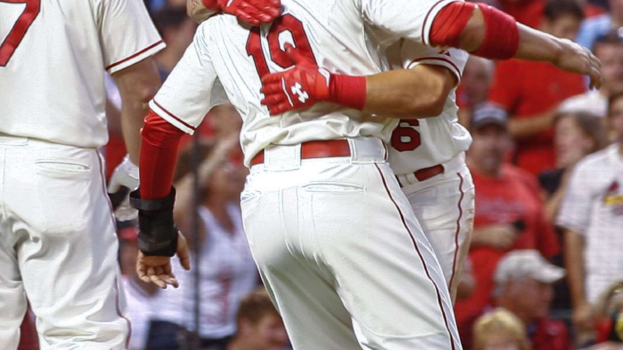 Cards hit 3 HRs, top Reds, move closer to playoffs