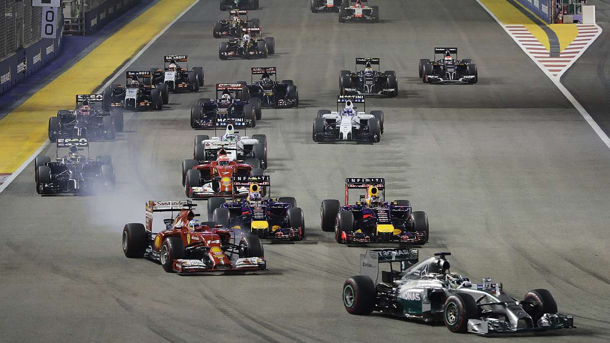 Hamilton wins in Singapore, takes F1 title lead