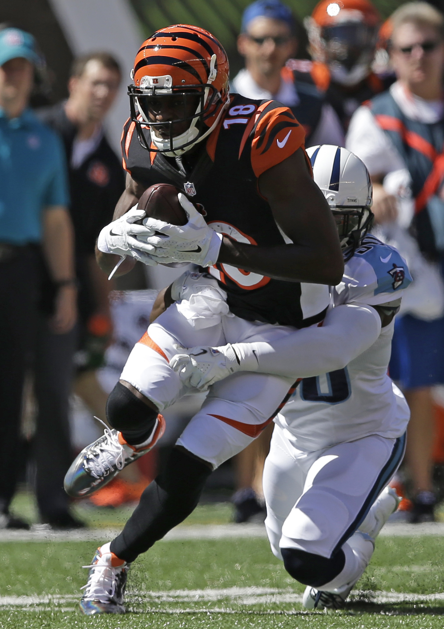 Dalton's TD catch leads Bengals over Titans 33-7