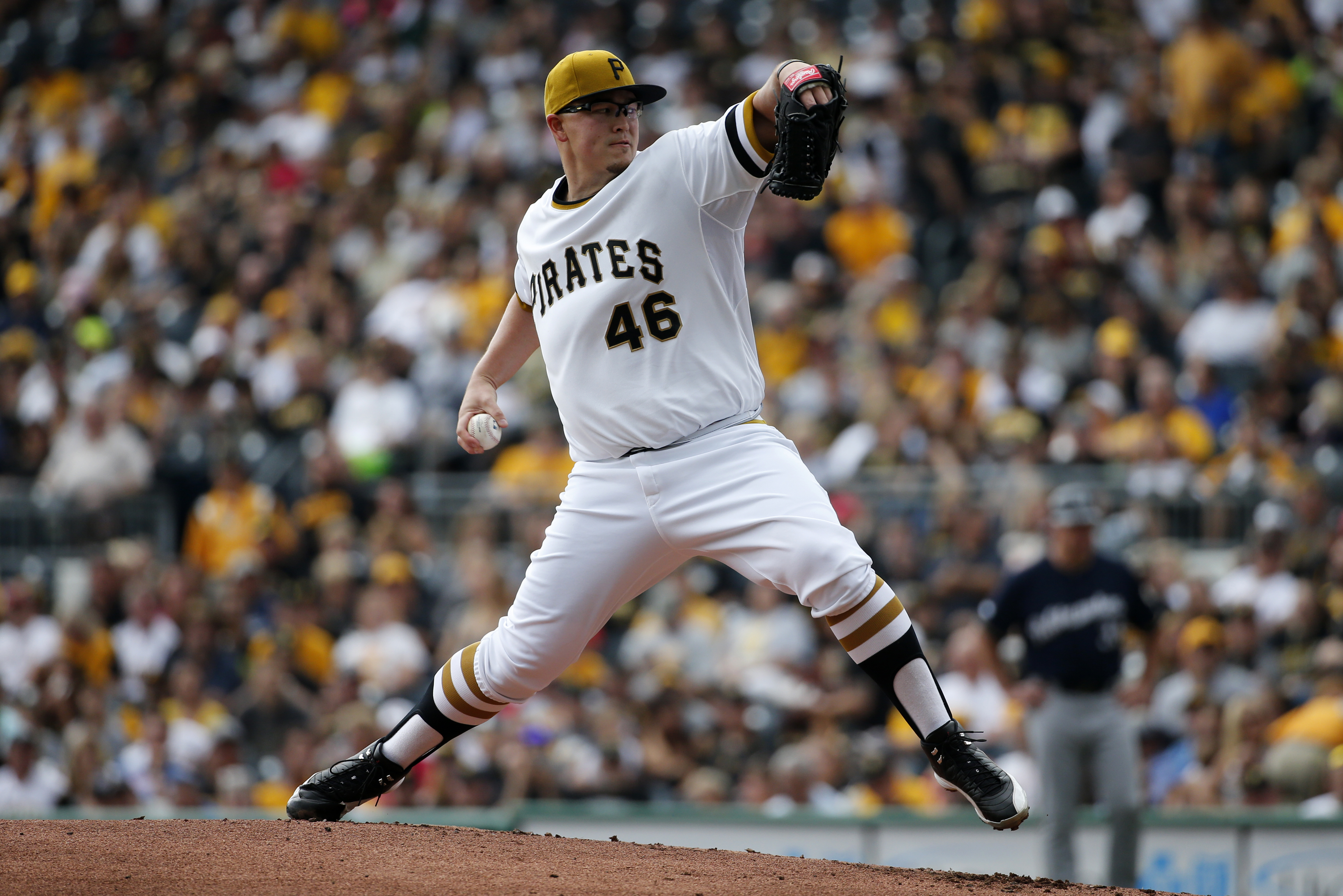 Pirates edge Brewers 1-0, move closer to playoffs