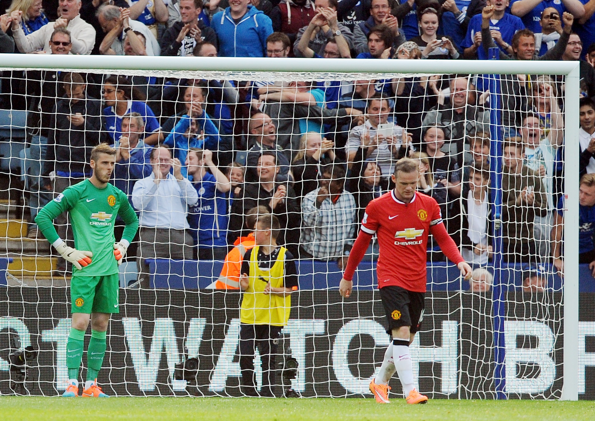 Barca cruise; Chelsea held while United fall apart