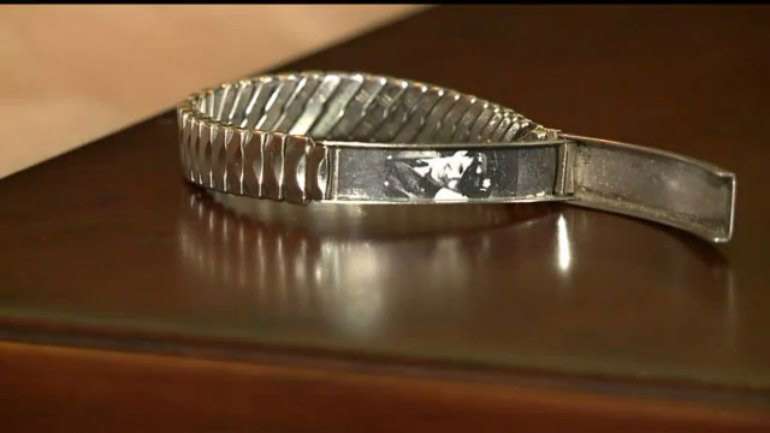 Woman finds old bracelet with soldier's photo inside, works to locate owner