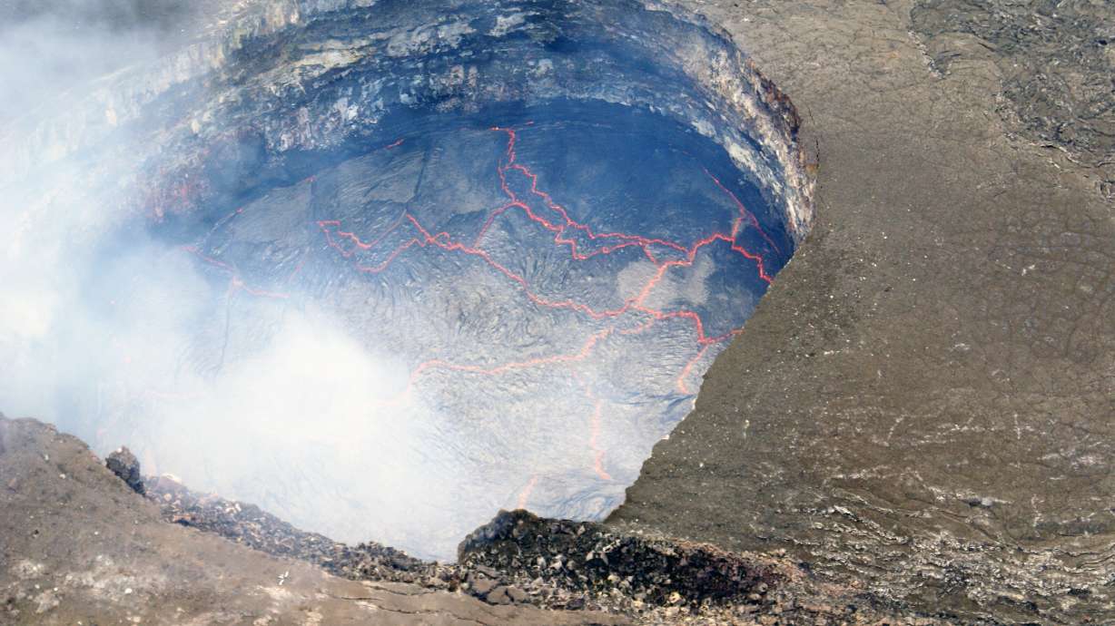 Closely watched Hawaii lava flow stalls