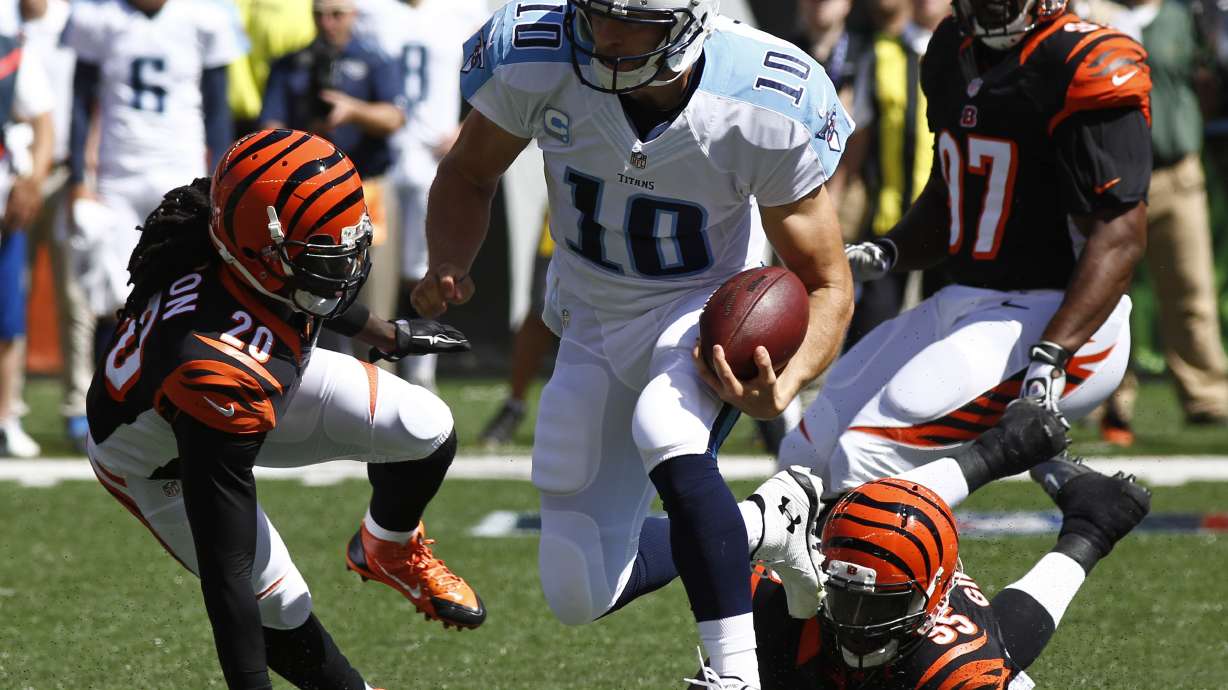 Titans QB Locker hurt right wrist, has had MRI