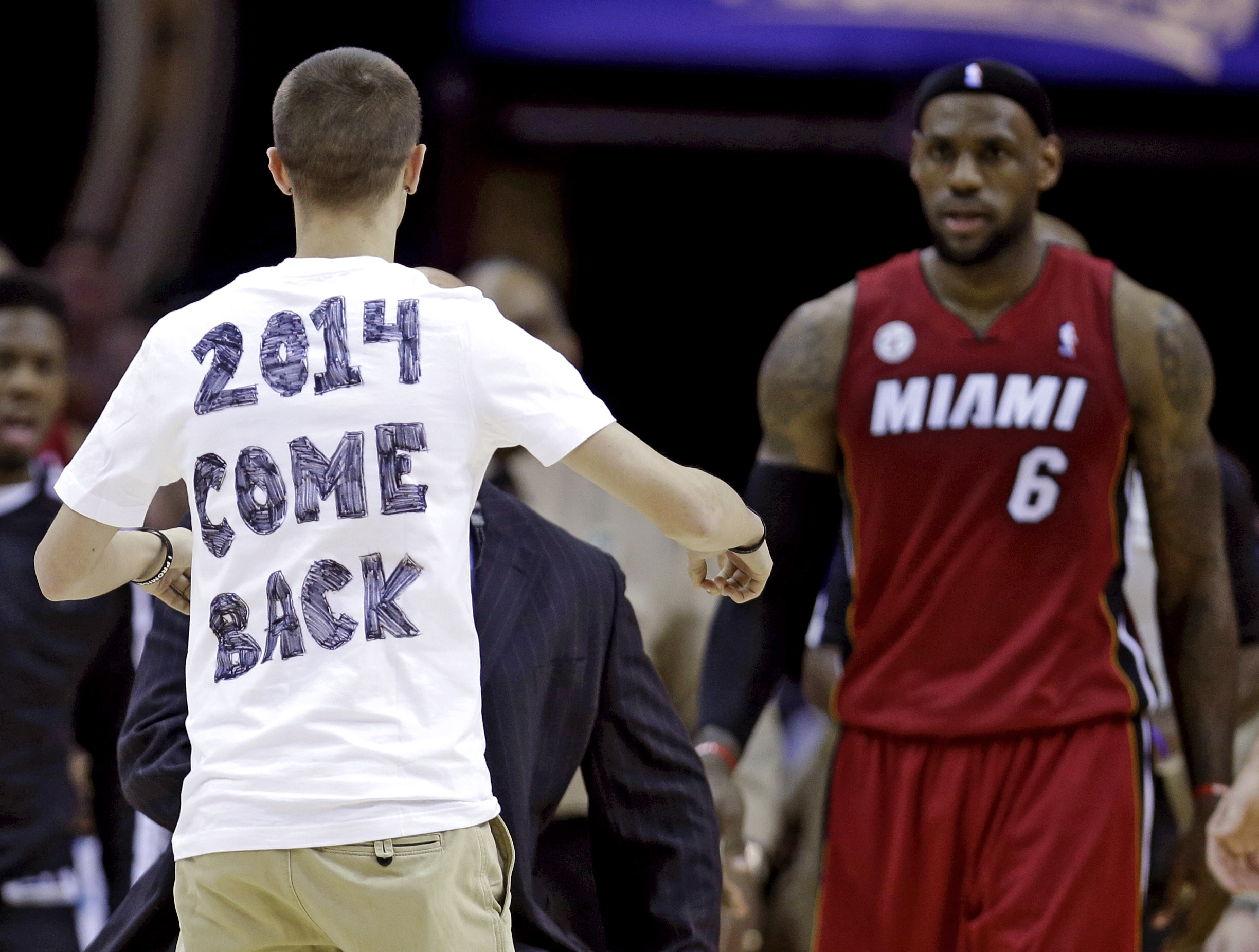 LeBron fan can return to arena after team ends ban