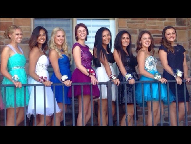 Escuela niega la entraba a baile a jovencitas 'rompiendo' las reglas de vestimenta; las protestas