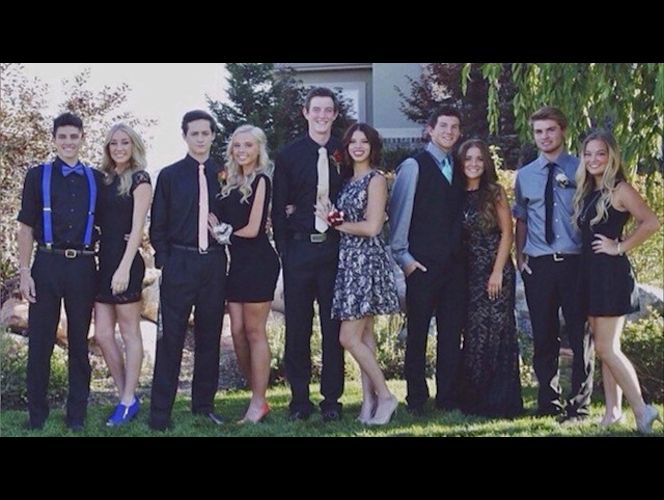 Escuela niega la entraba a baile a jovencitas 'rompiendo' las reglas de vestimenta; las protestas