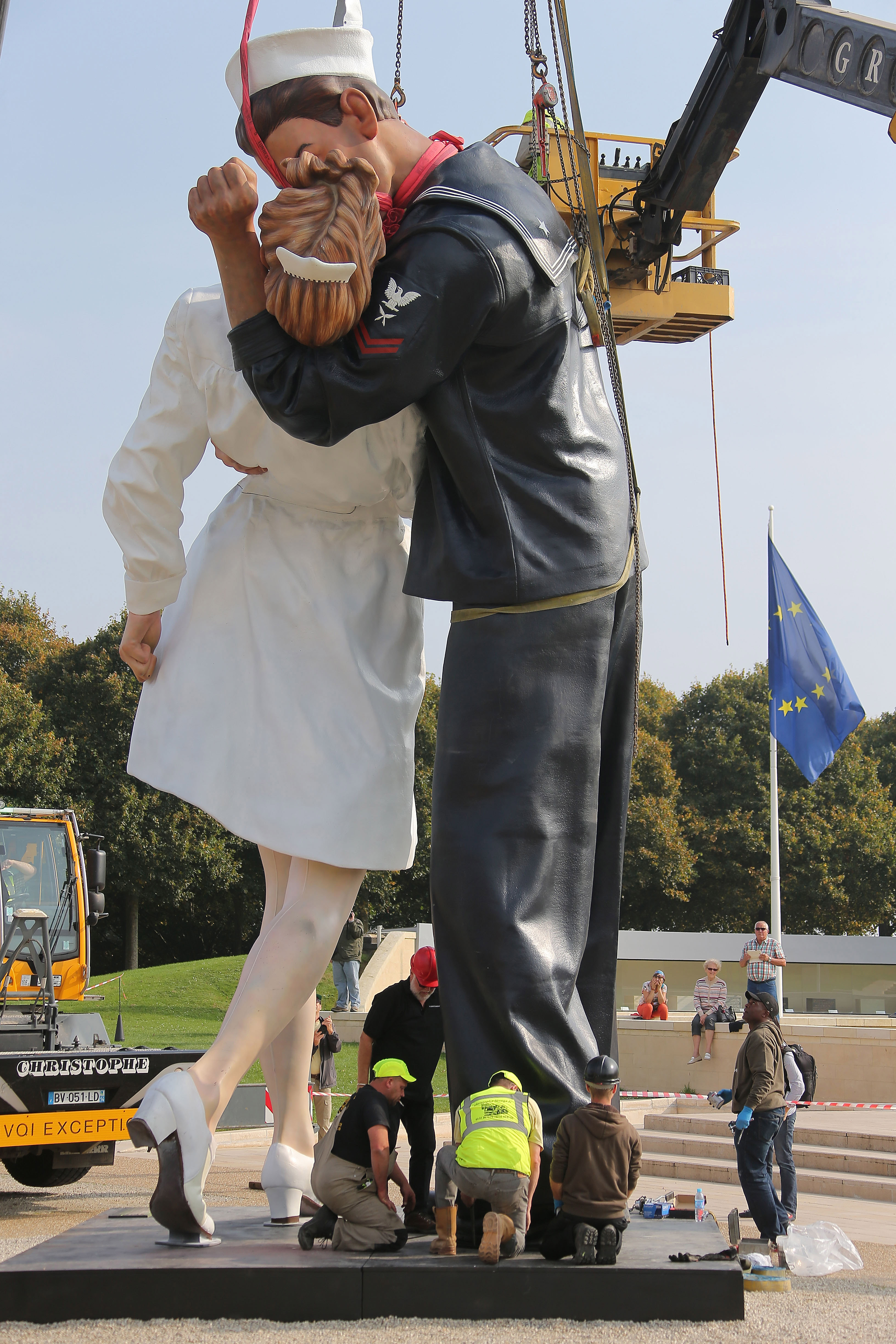 Sculpture of end-of-WWII kiss lands in Normandy