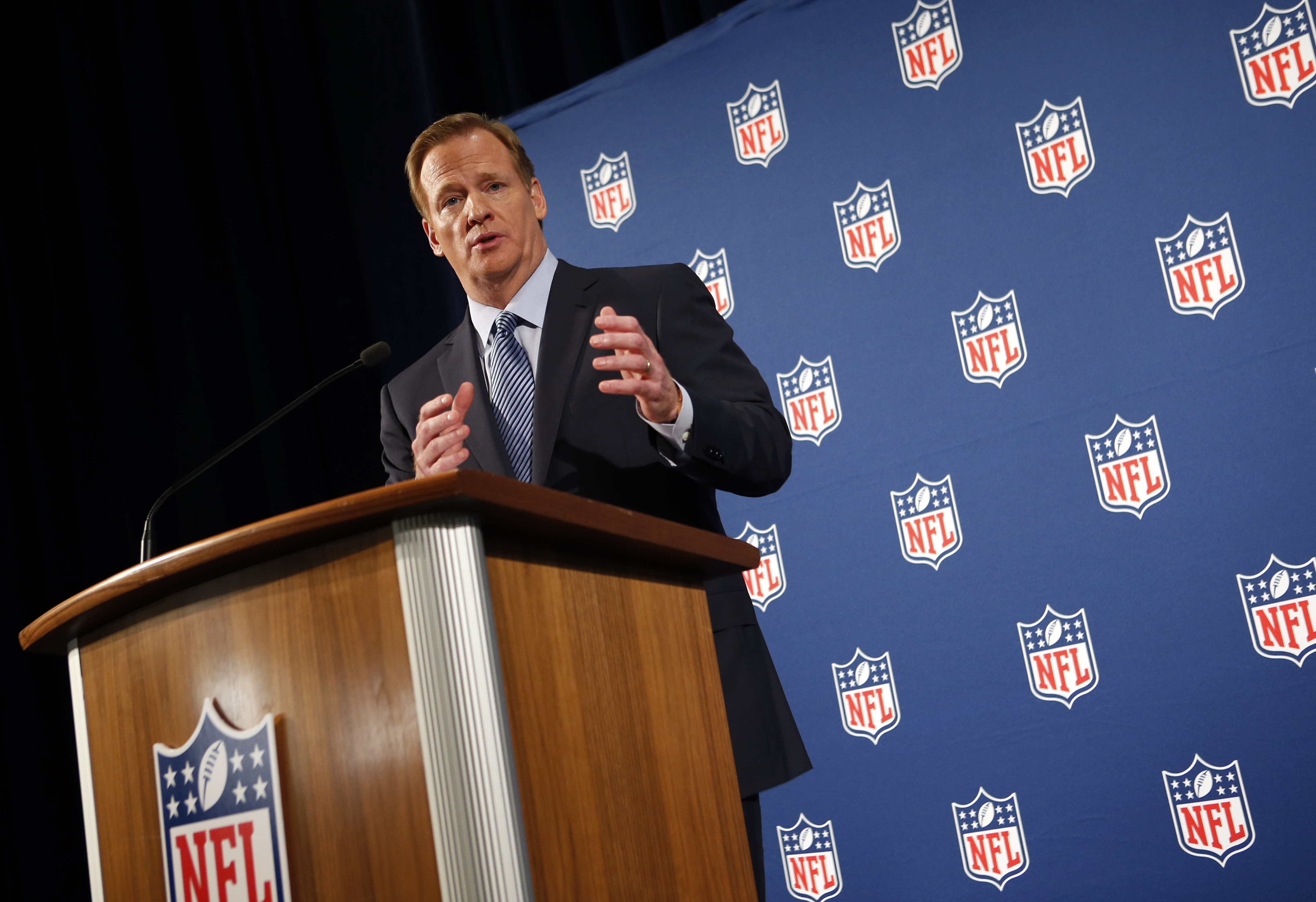 Goodell meets 11 former players about NFL conduct