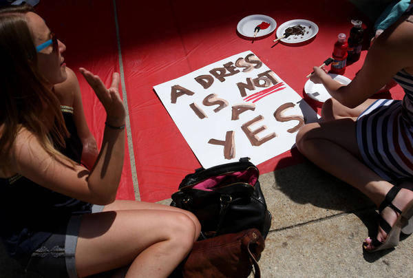 Lois M. Collins: Algunos piensan que las mujeres son responsables de asalto sexual por su forma de vestir. Están equivocados