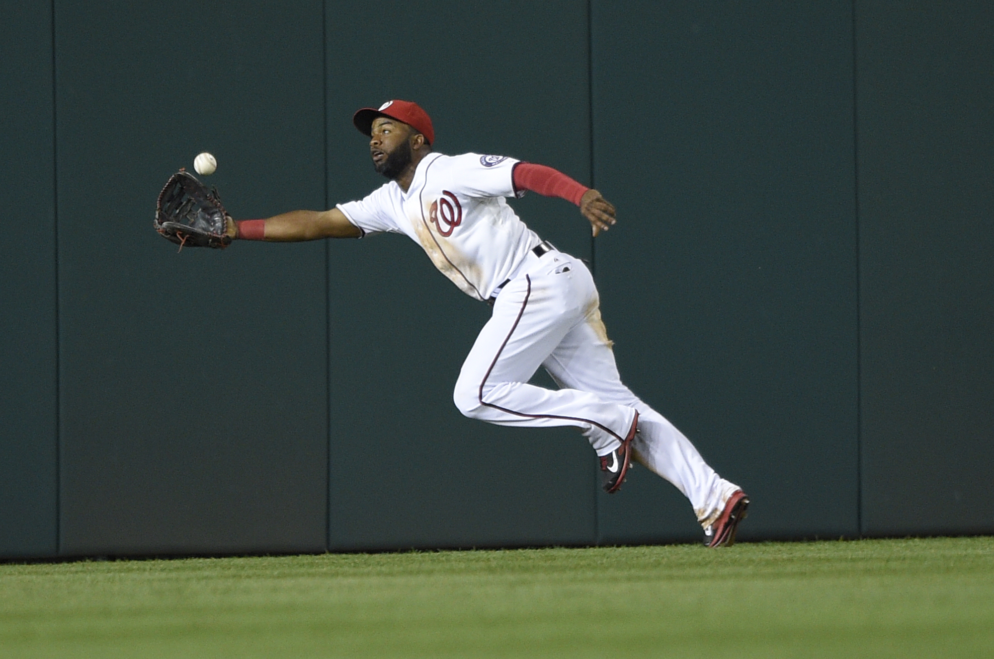 Nationals CF Span leaves game after diving catch