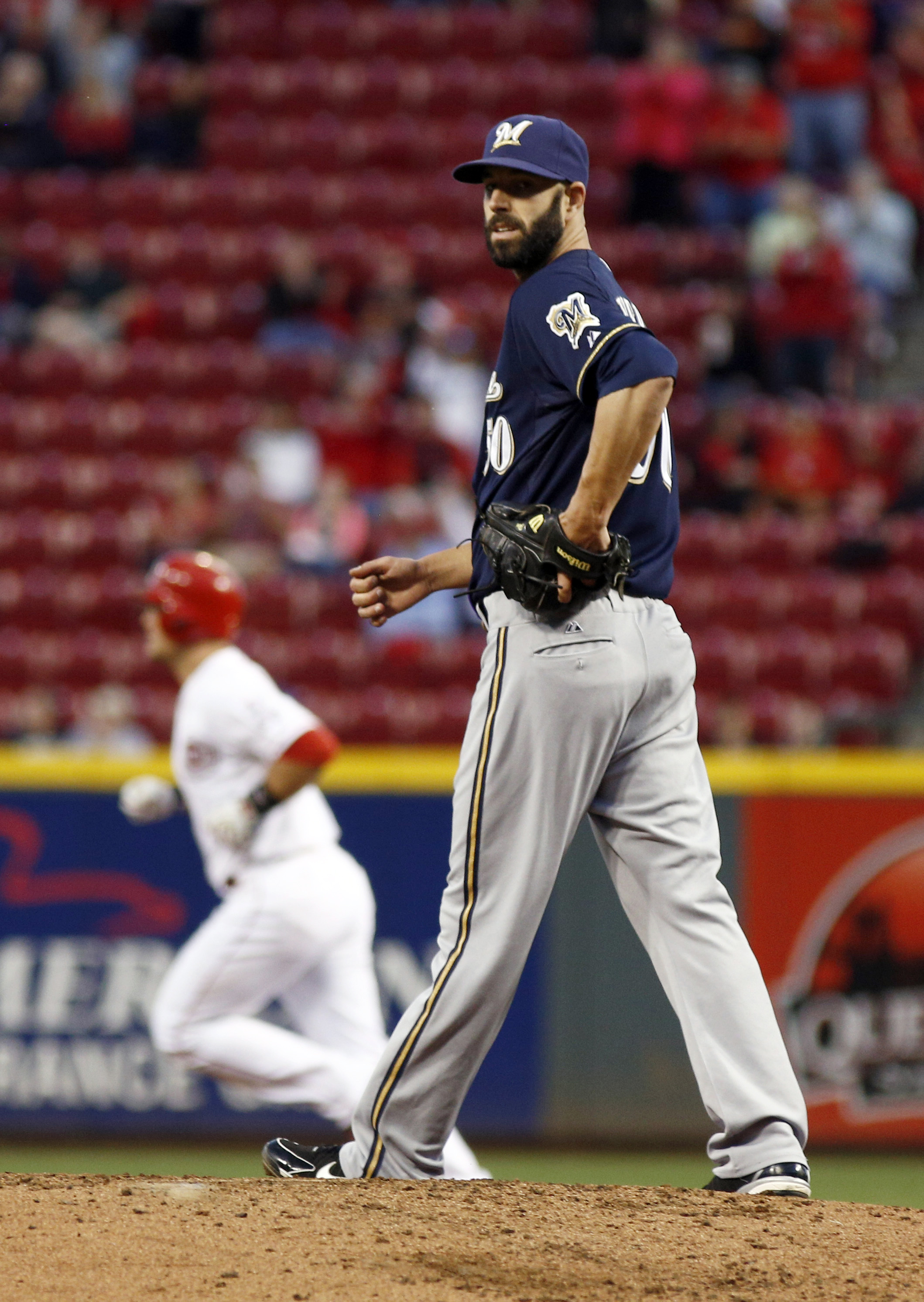 Cueto wins 19th, Reds beat Brewers 3-1