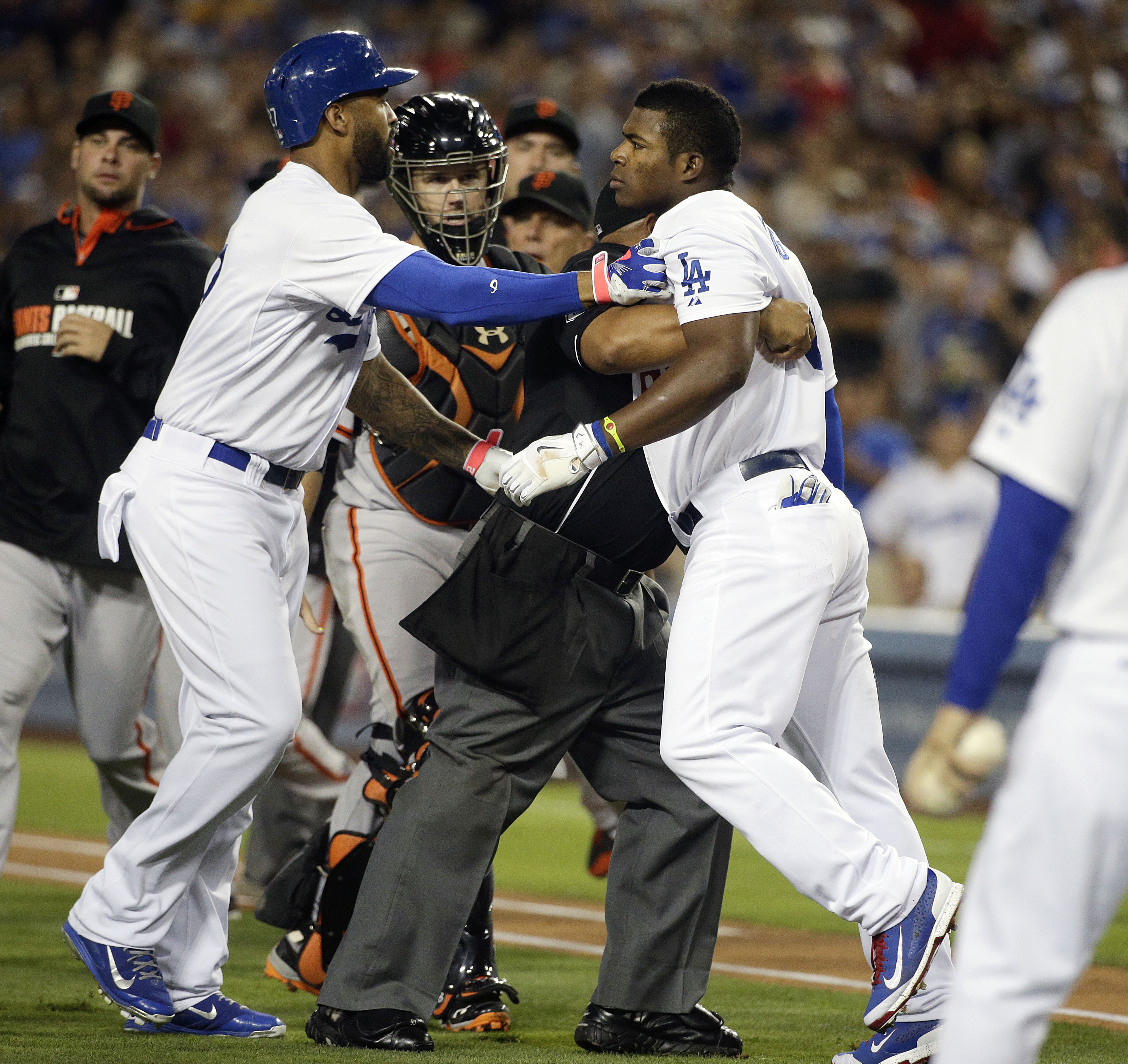 Benches clear early in Giants-Dodgers game