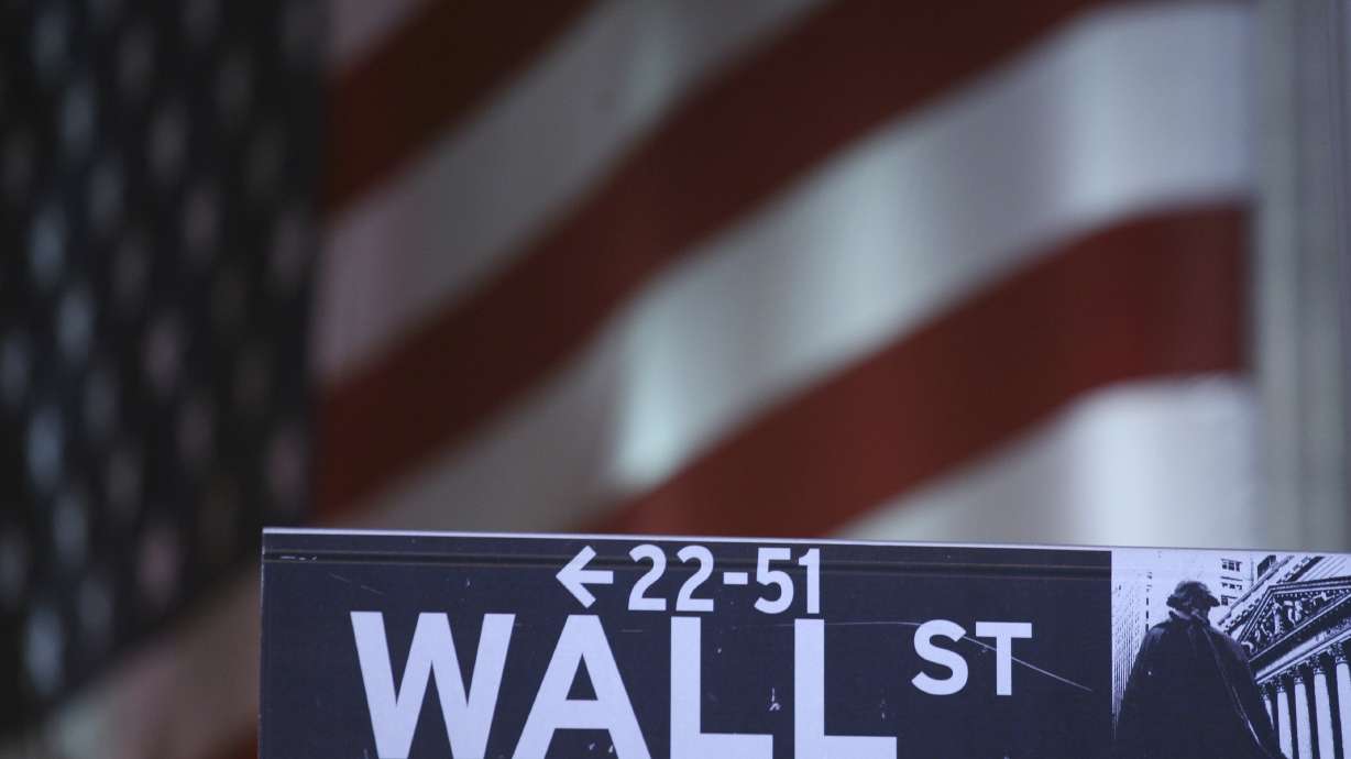 US stocks edge higher in early trading