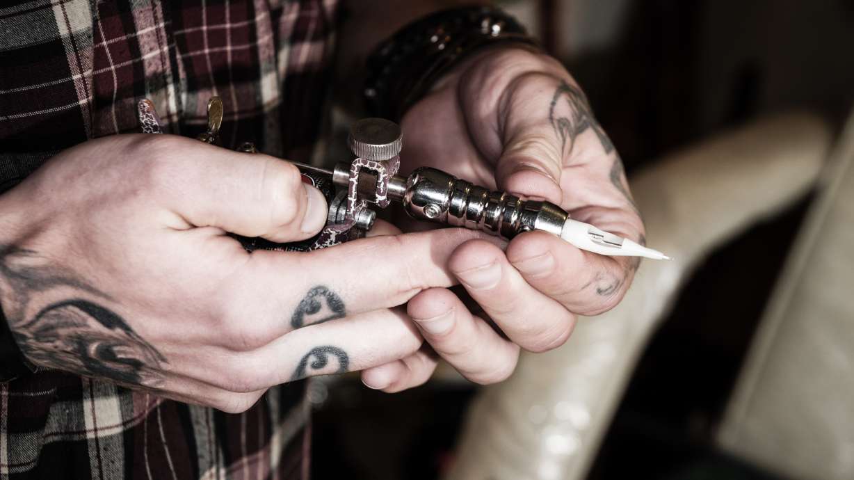 Sentencian a mujer por tatuar a una niña