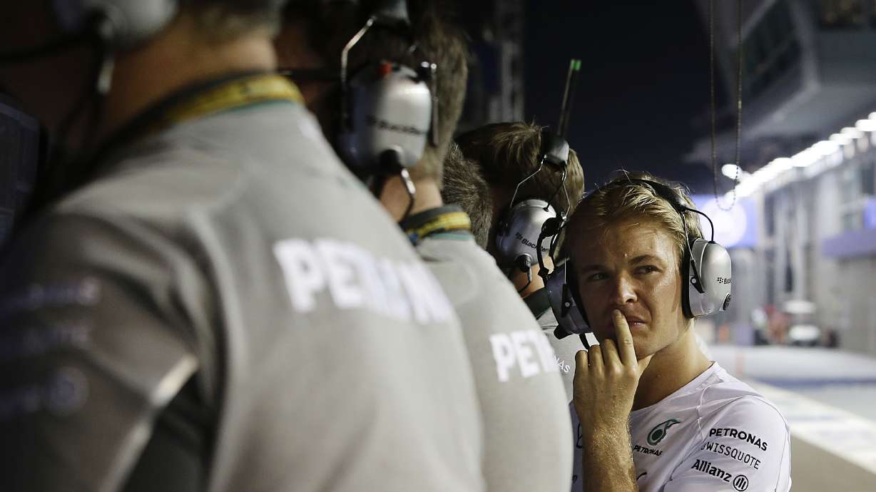 Rosberg locked in F1 title race with Hamilton