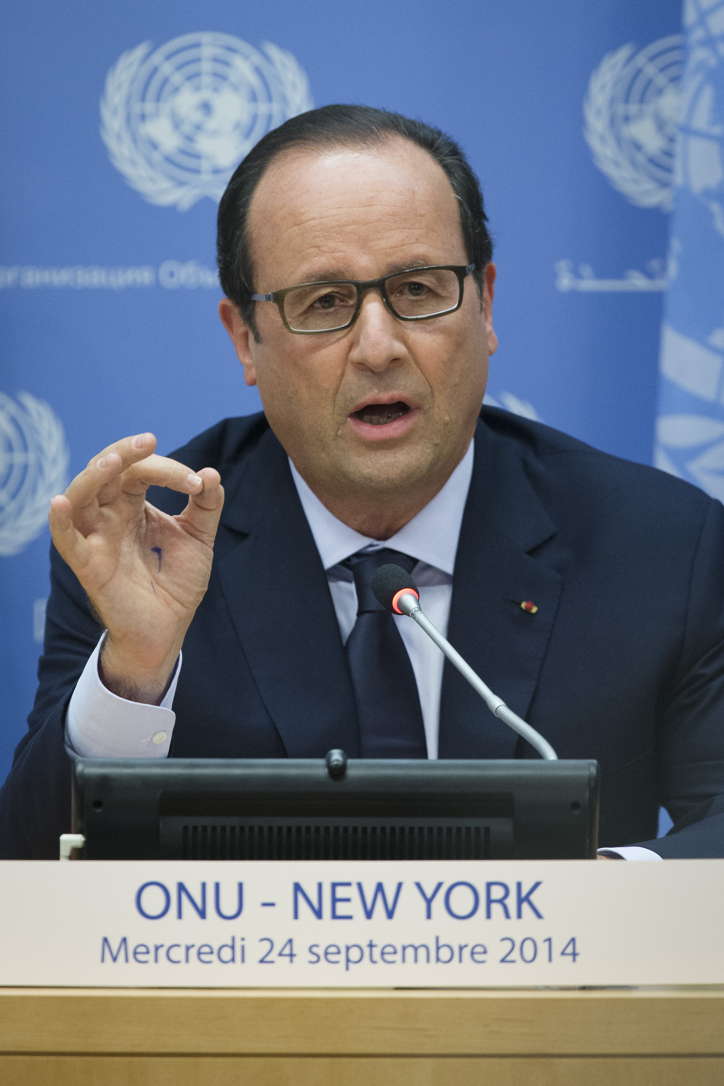 France considers joining Syria airstrikes