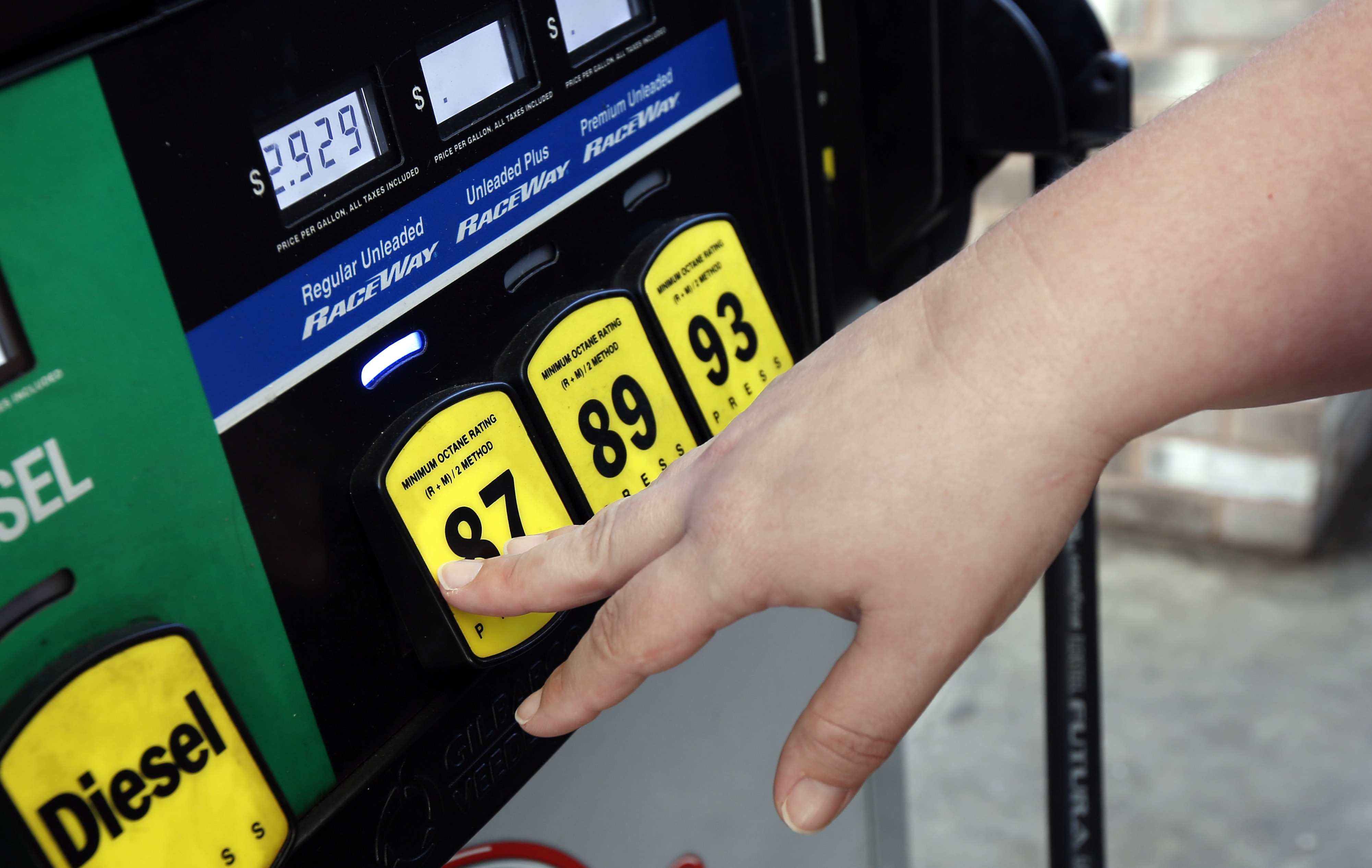 Prices at the pump head below $3 in much of US