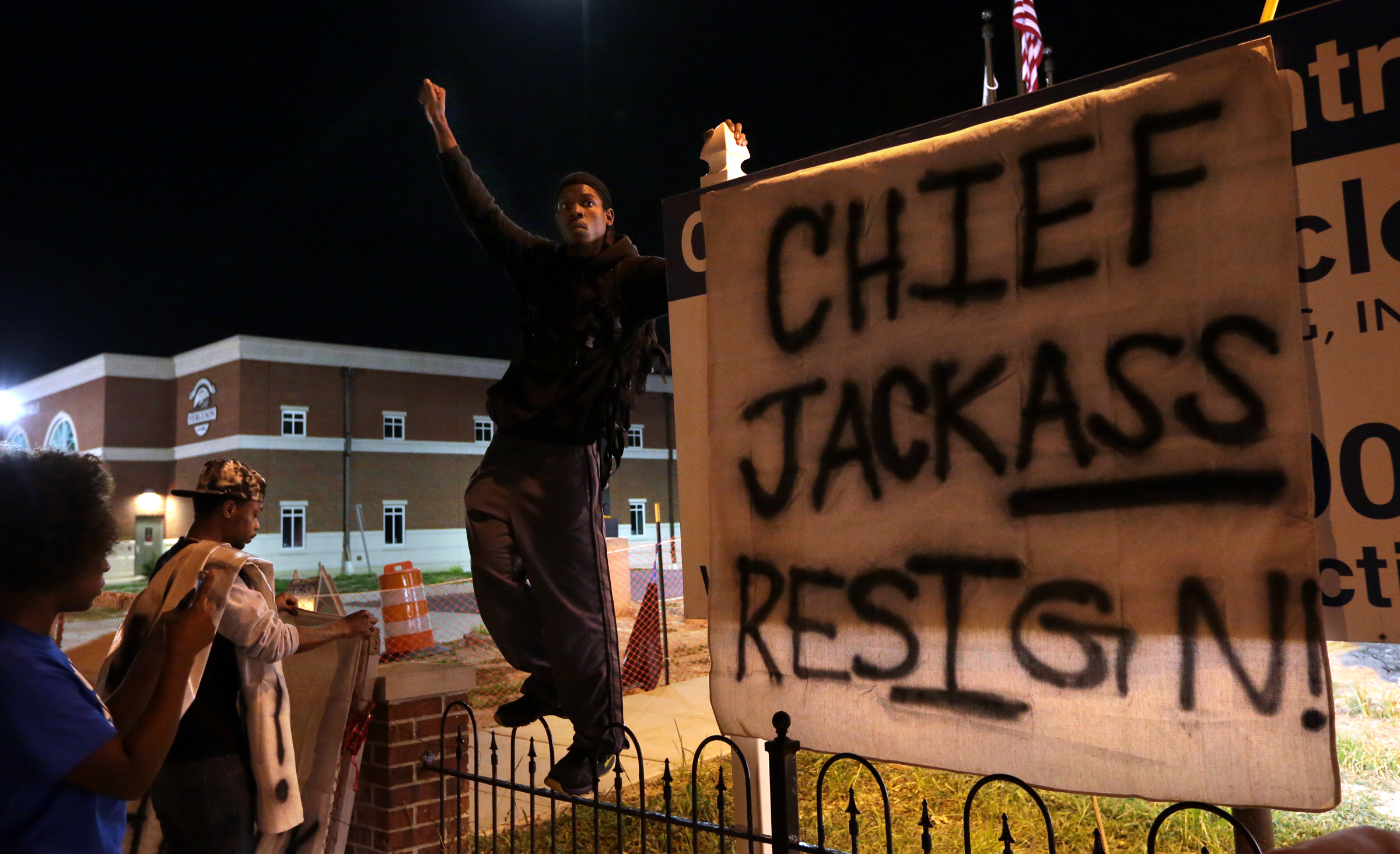 Police, protesters scuffle after Ferguson apology
