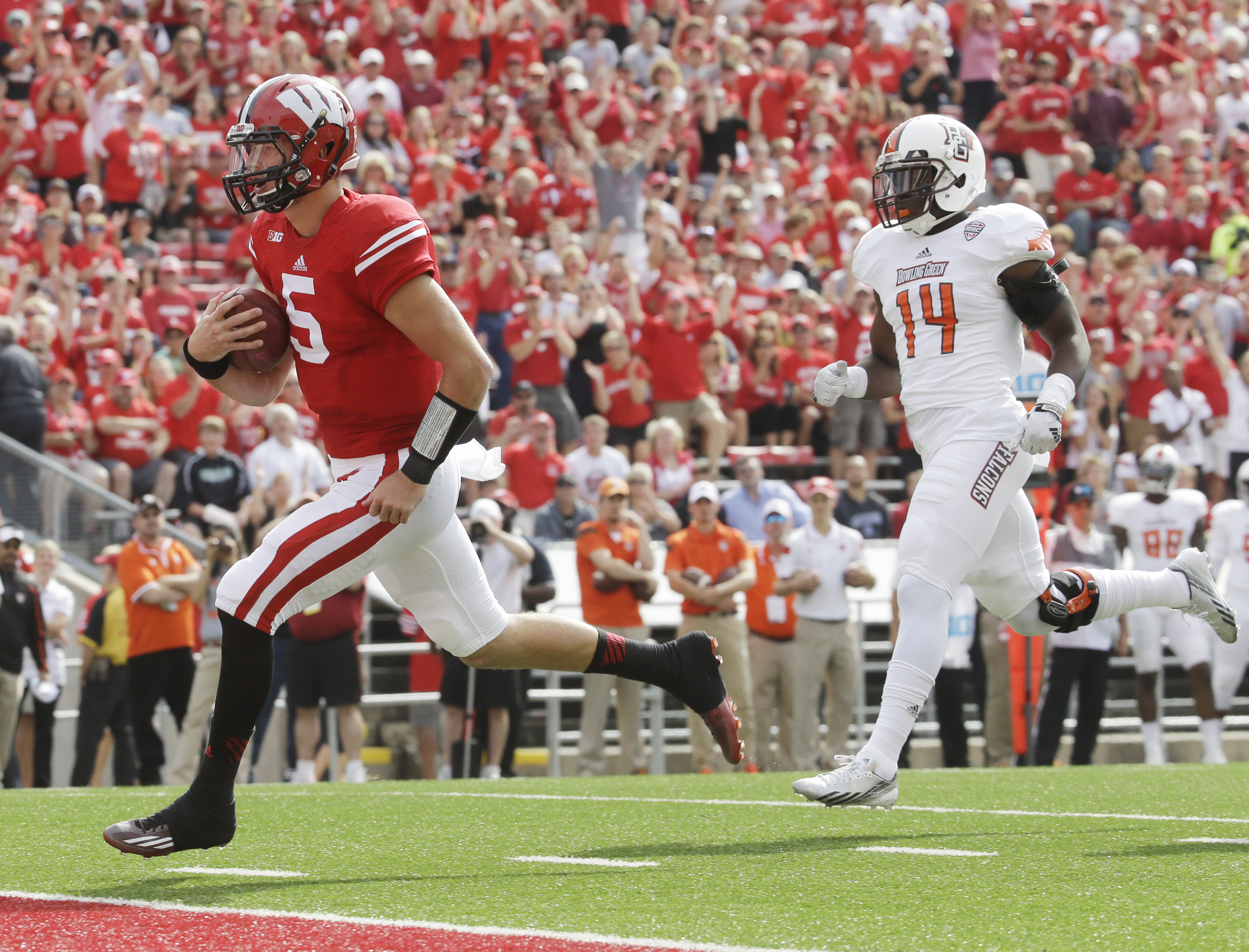 No. 19 Wisconsin looks to run past South Florida