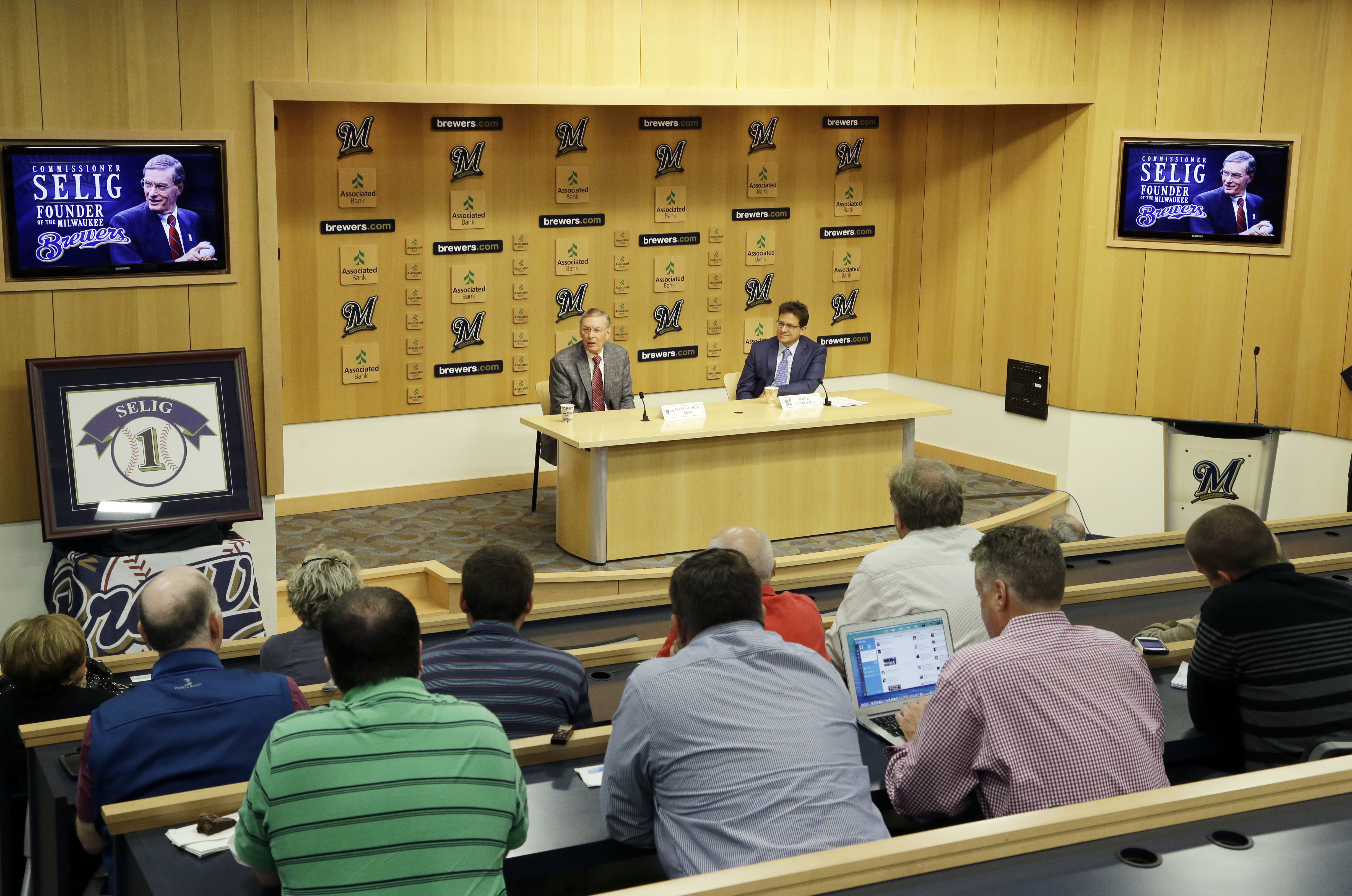 Brewers to retire No 1 in honor of Selig