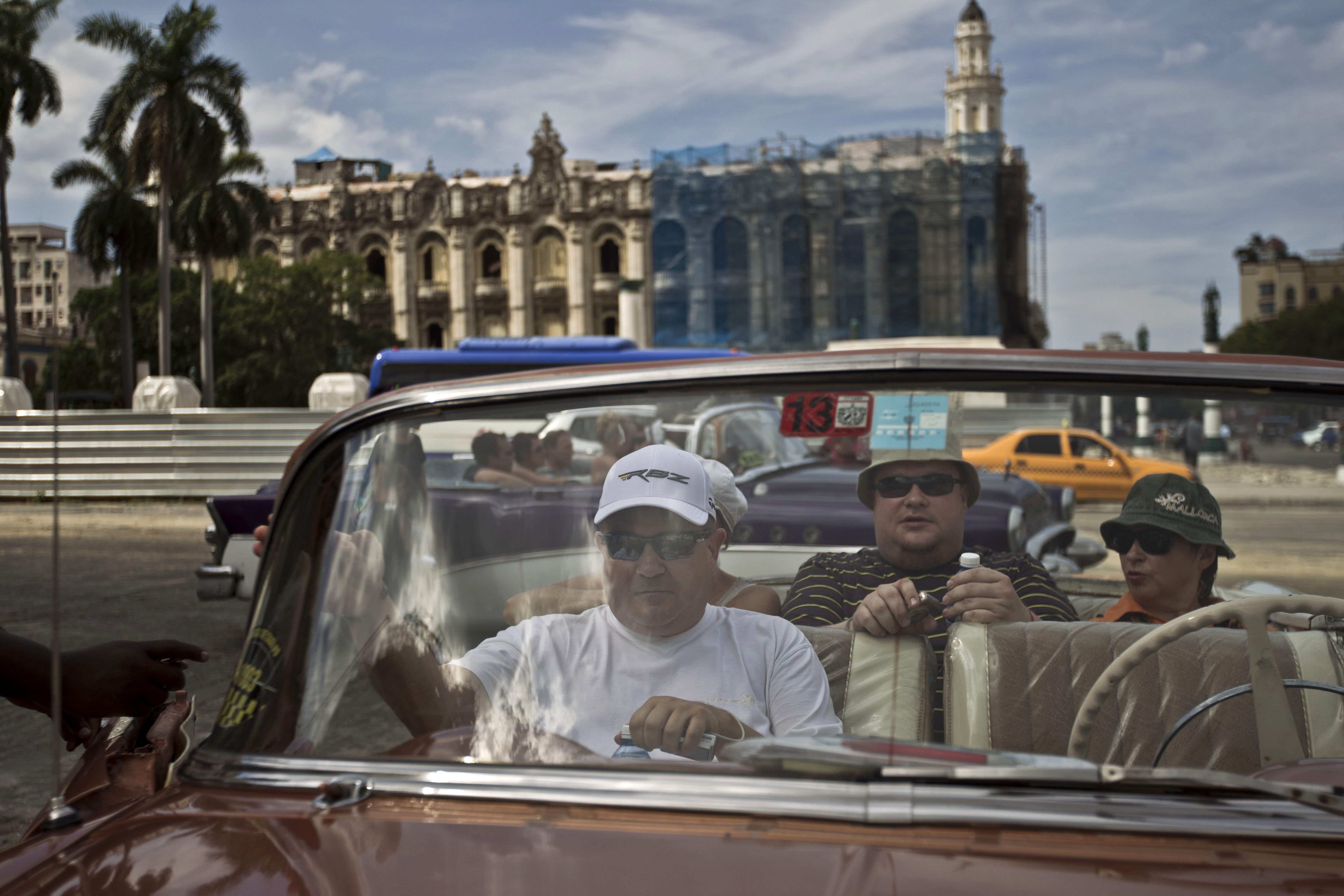 Cuba begins to unite private enterprise, tourism