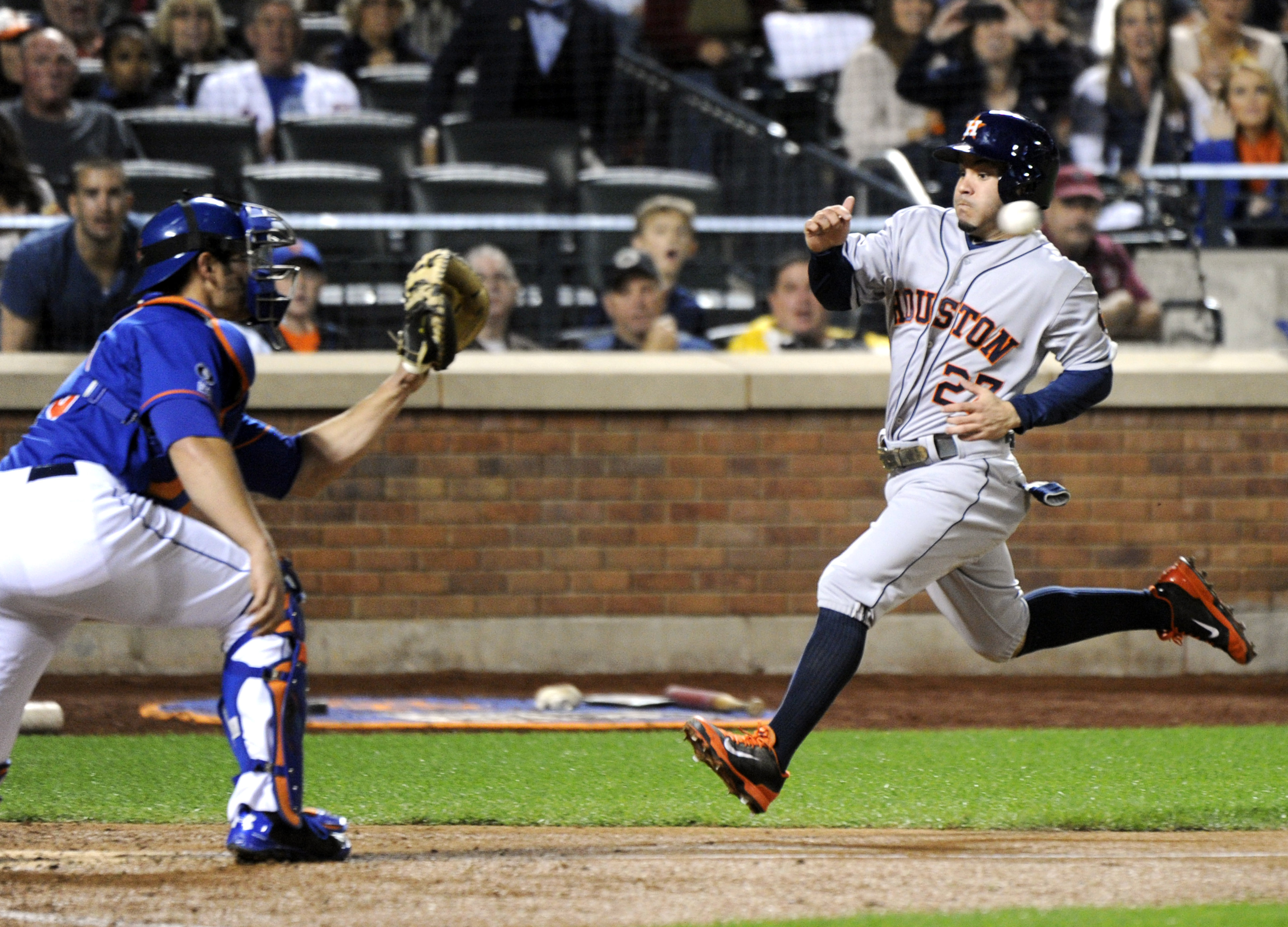 Altuve closes in on crown, Astros beat Mets 3-1