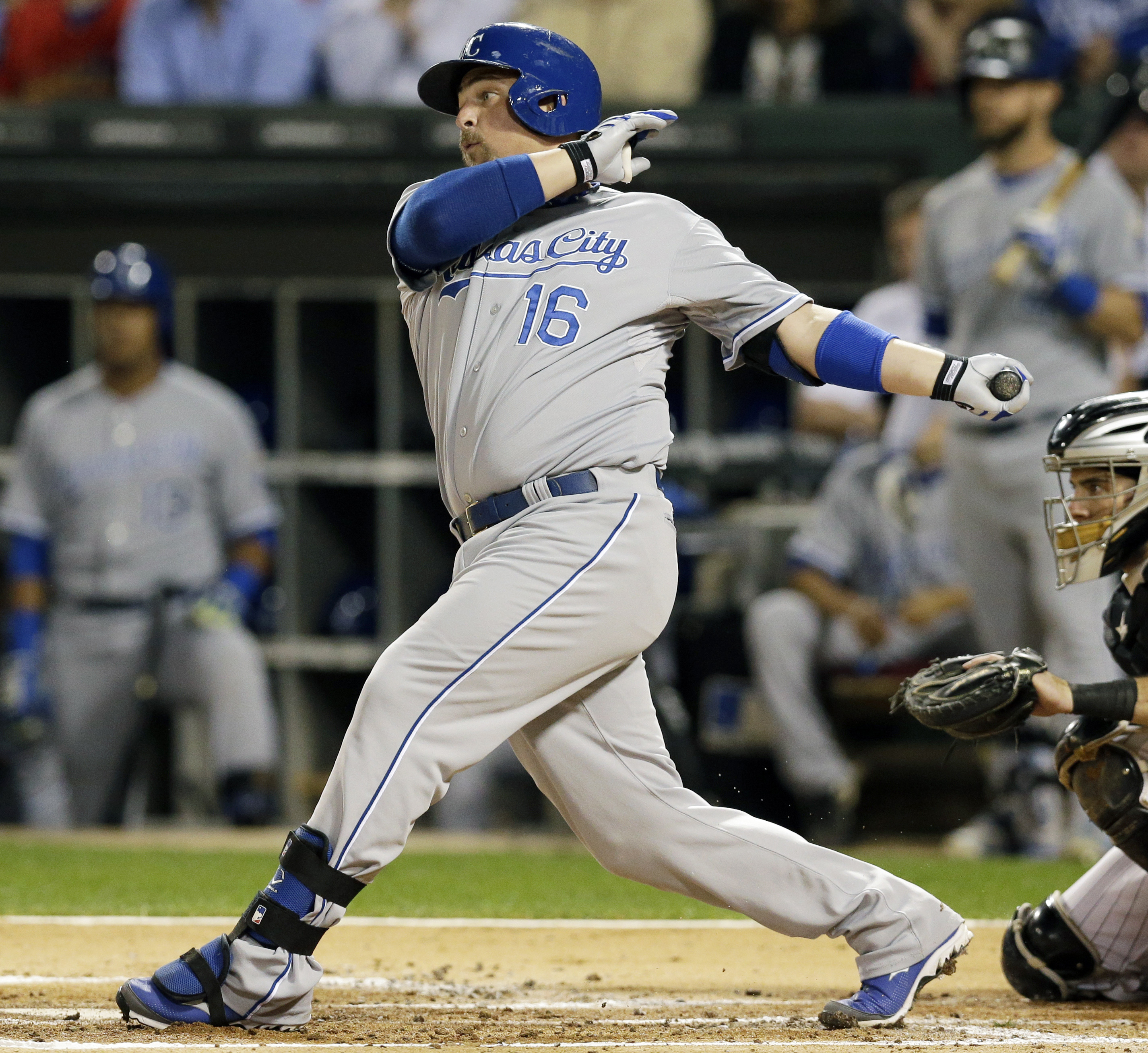 Royals clinch playoff spot with win over White Sox