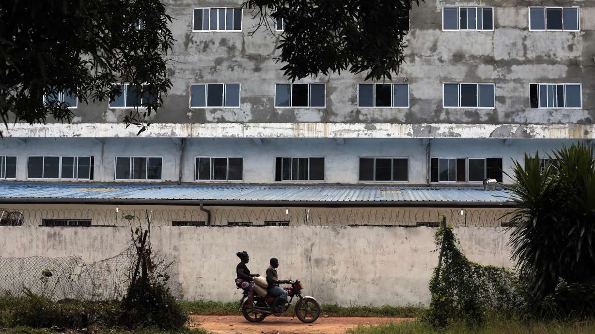 Ebola clinics fill up as Liberia awaits aid
