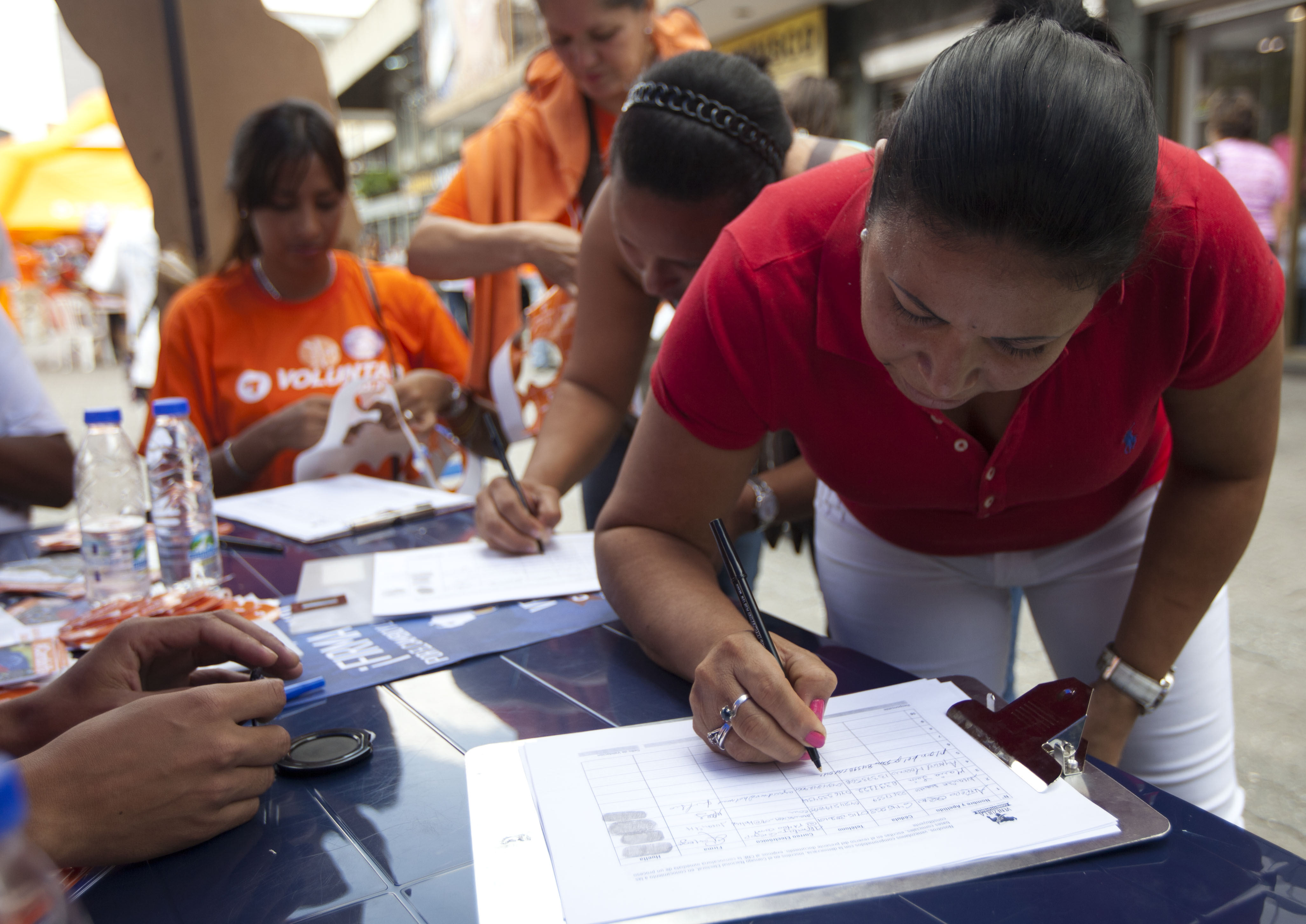 Venezuelans gather signatures against Maduro
