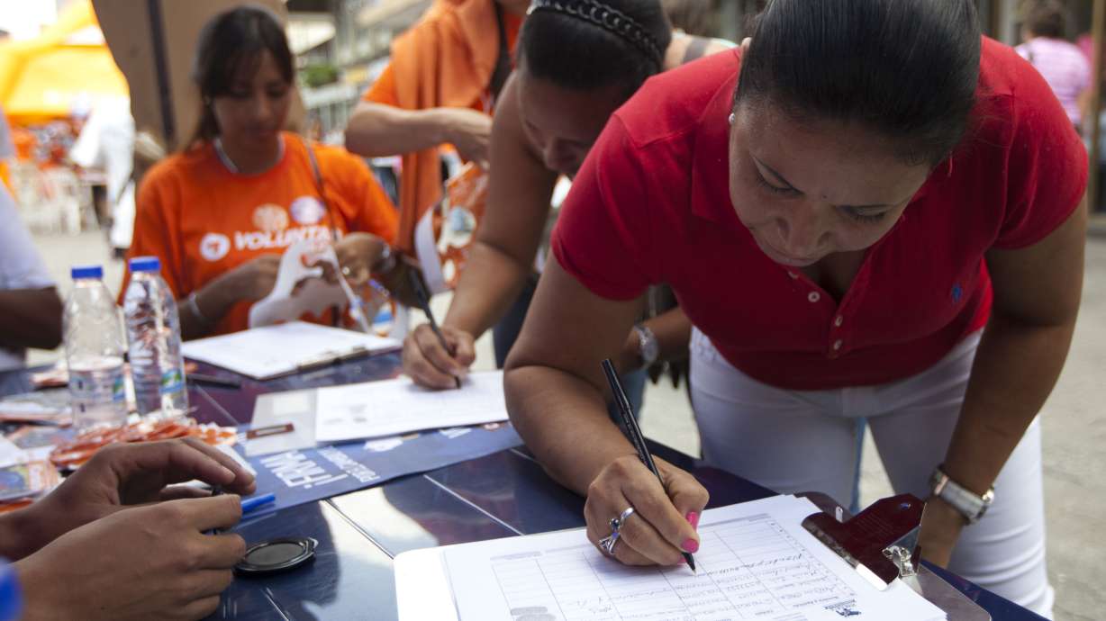 Venezuelans gather signatures against Maduro