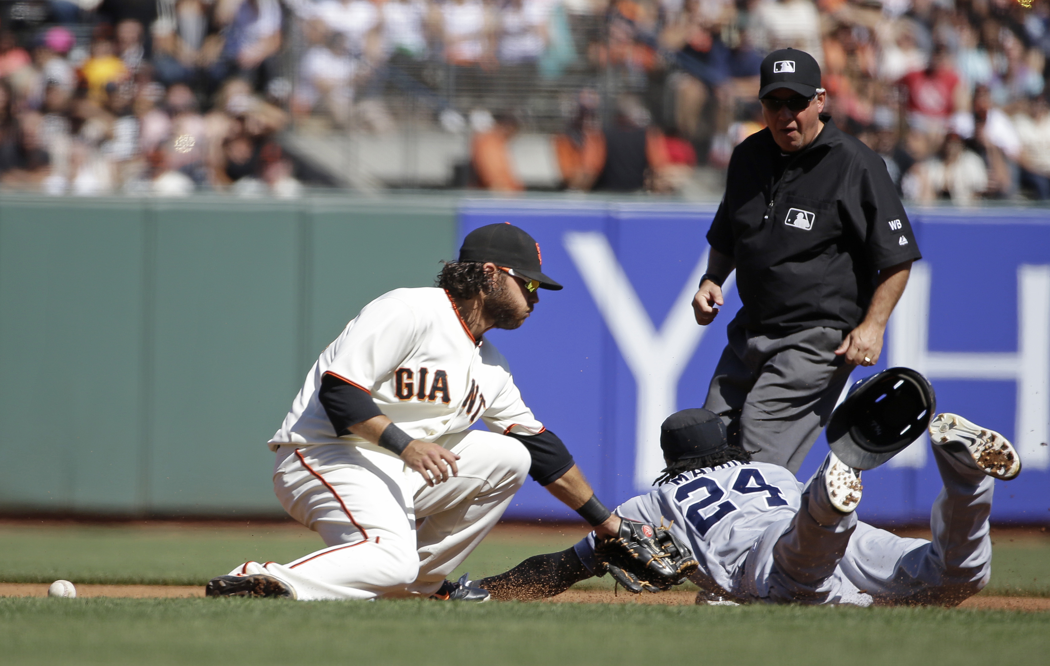 Crawford's single lifts Giants past Padres 3-1