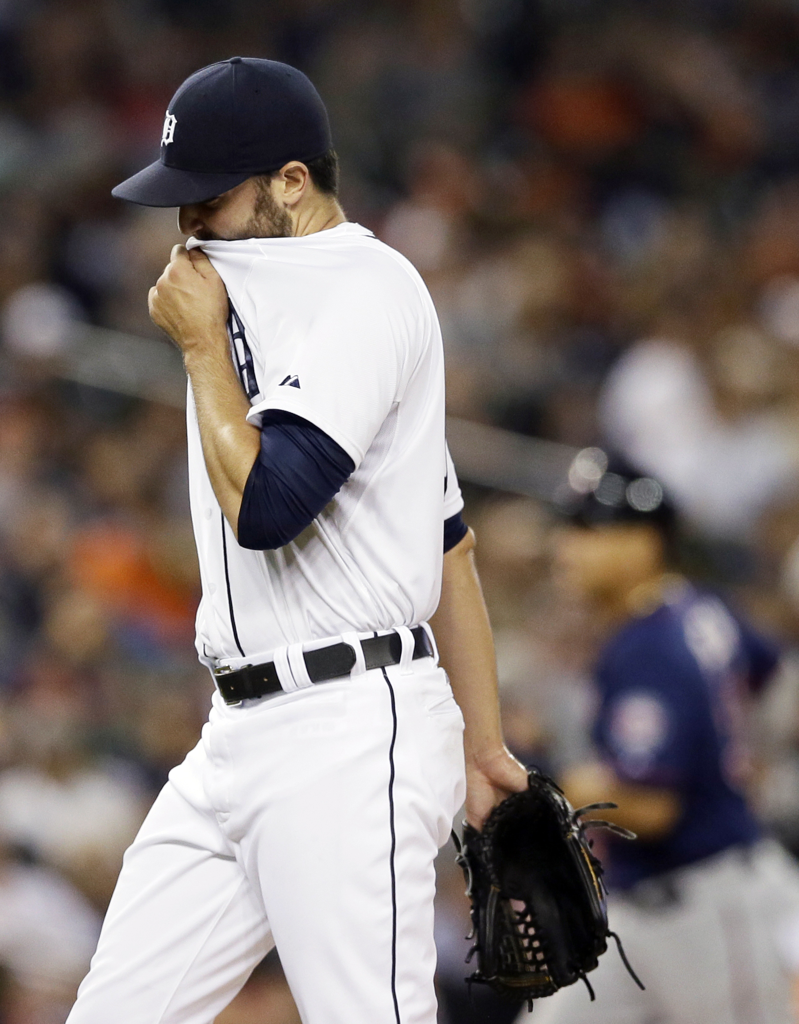 Twins batter Tigers 12-3, keep Detroit's lead at 1