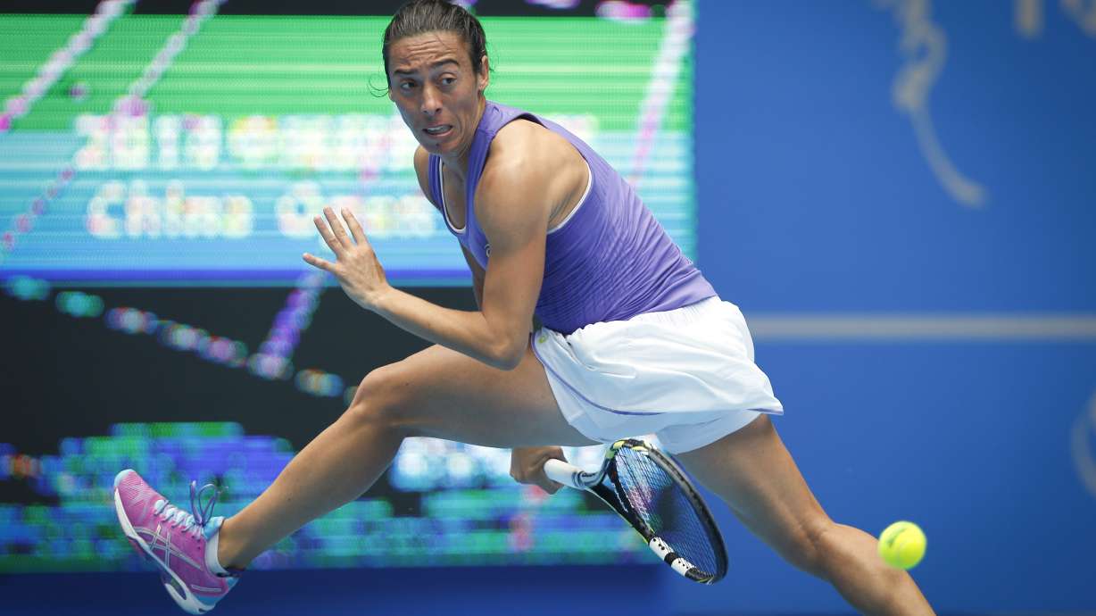 Venus Williams, Sharapova advance at China Open