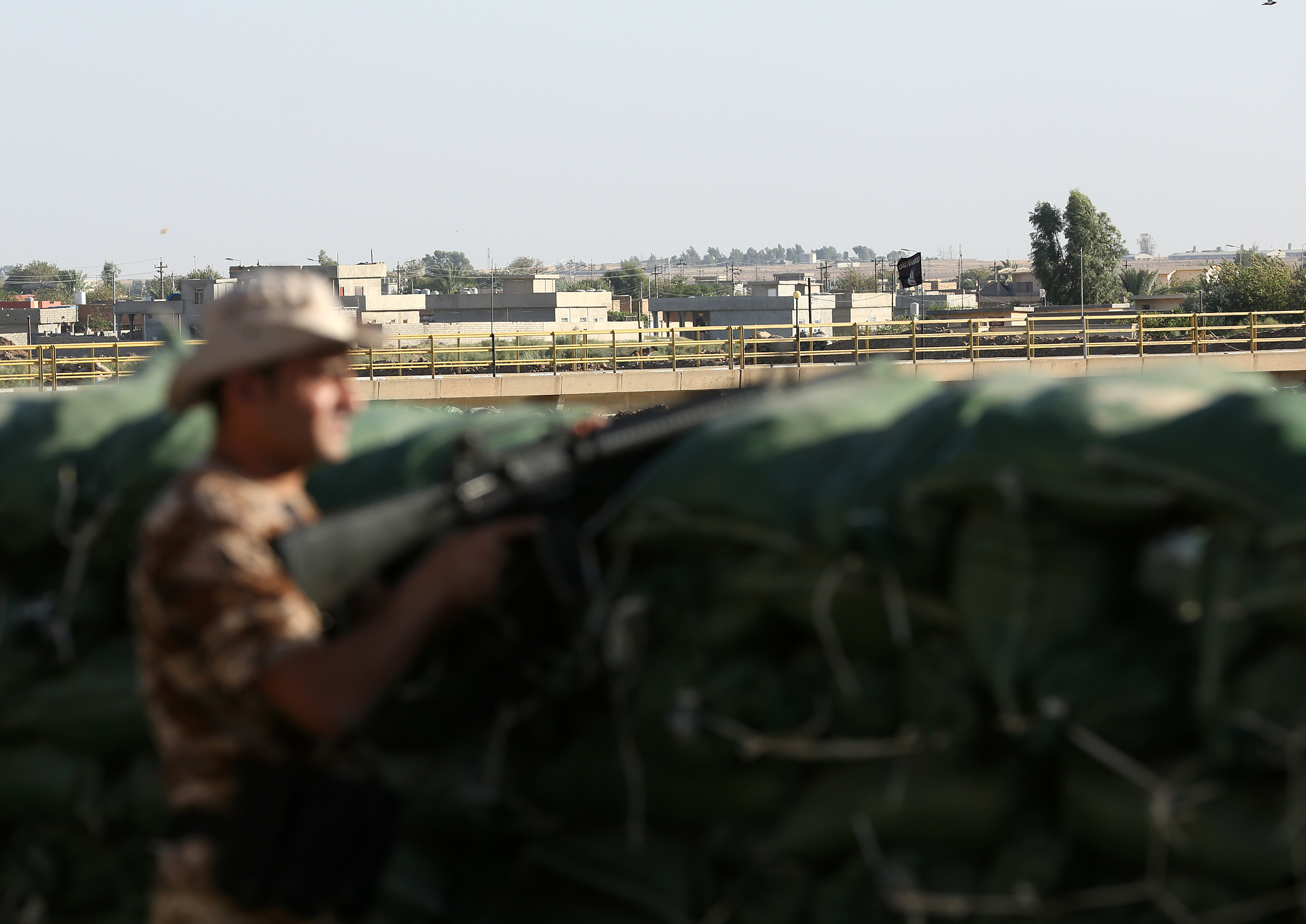 Iraqi Kurds face off with extremists across bridge