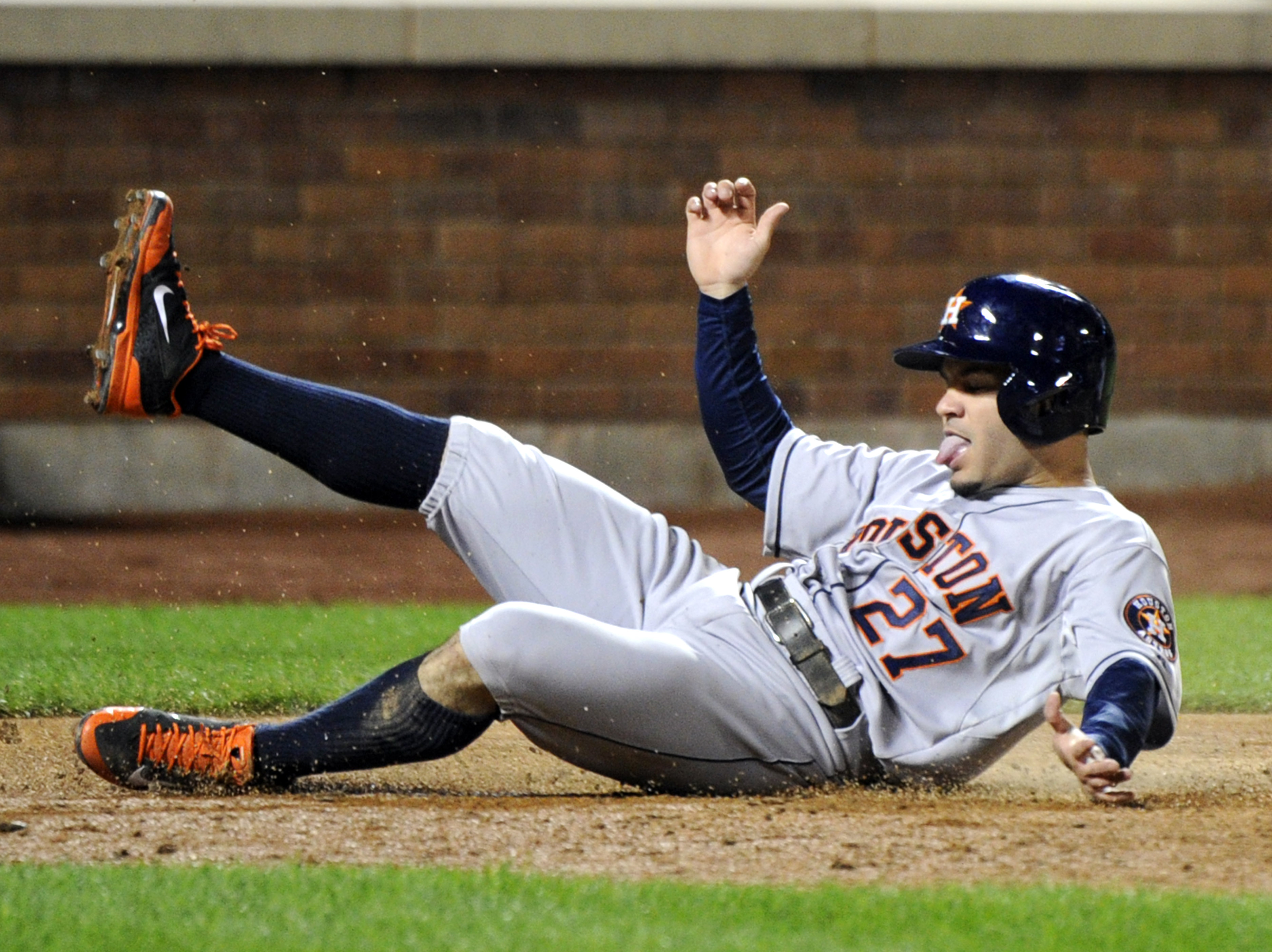 Astros change course, put Altuve back in lineup