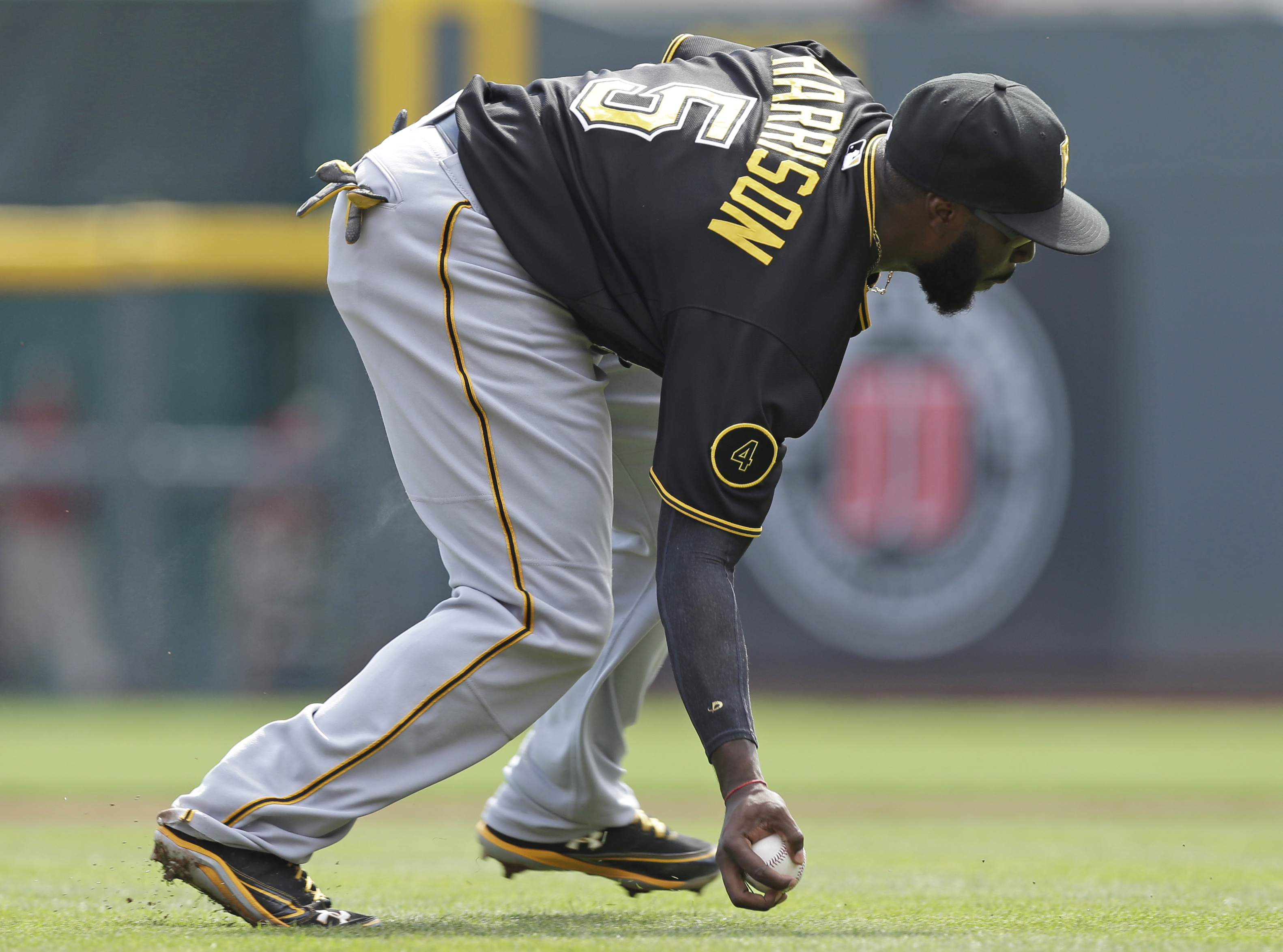 Pirates' 4-1 loss to Reds gives title to Cards
