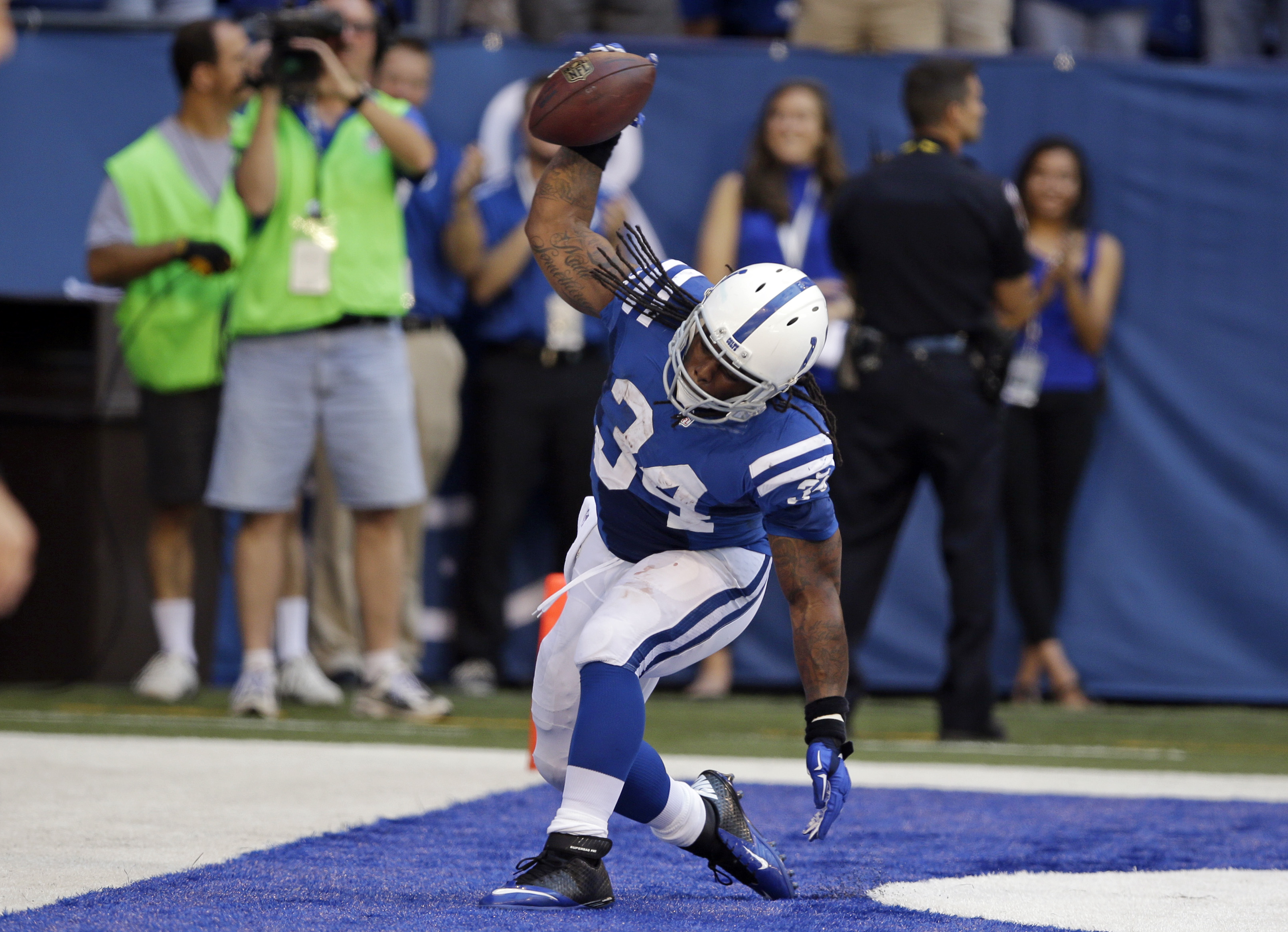 Luck, Wayne help Colts rout Titans 41-17