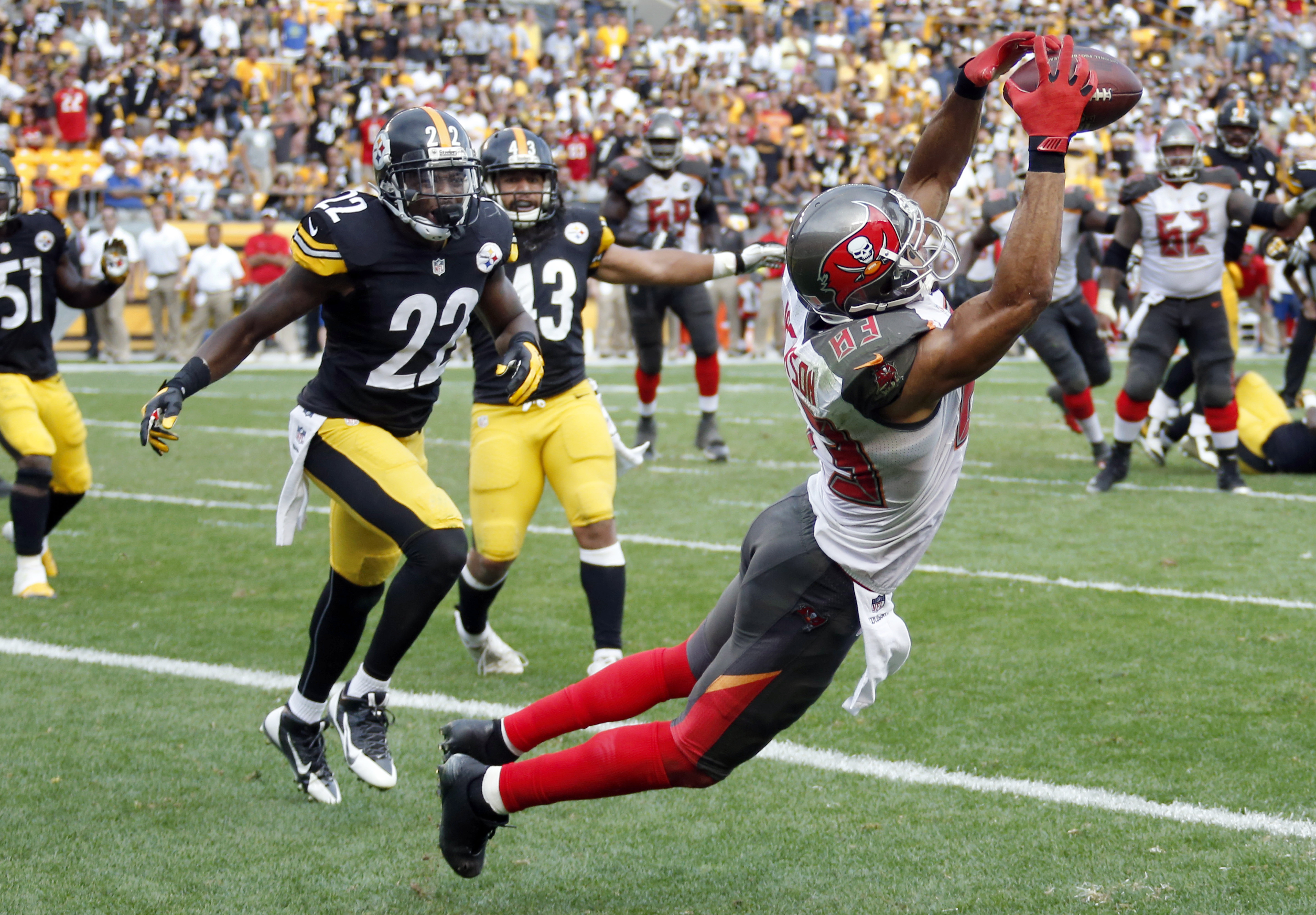 Buccaneers rally late to stun Steelers 27-24