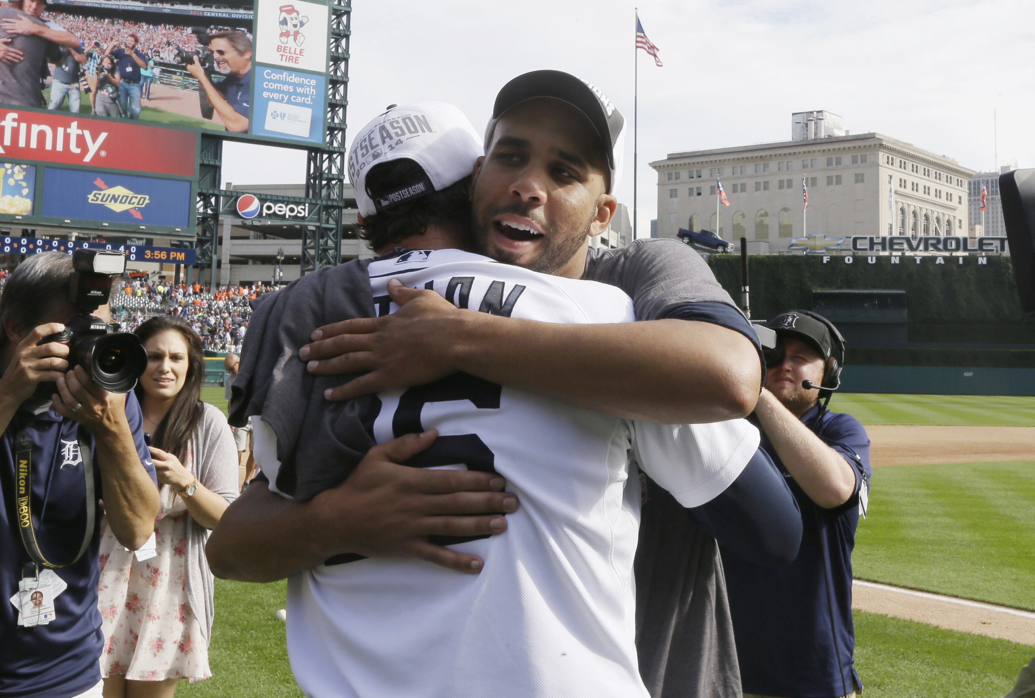 Newcomers help Tigers stay atop AL Central