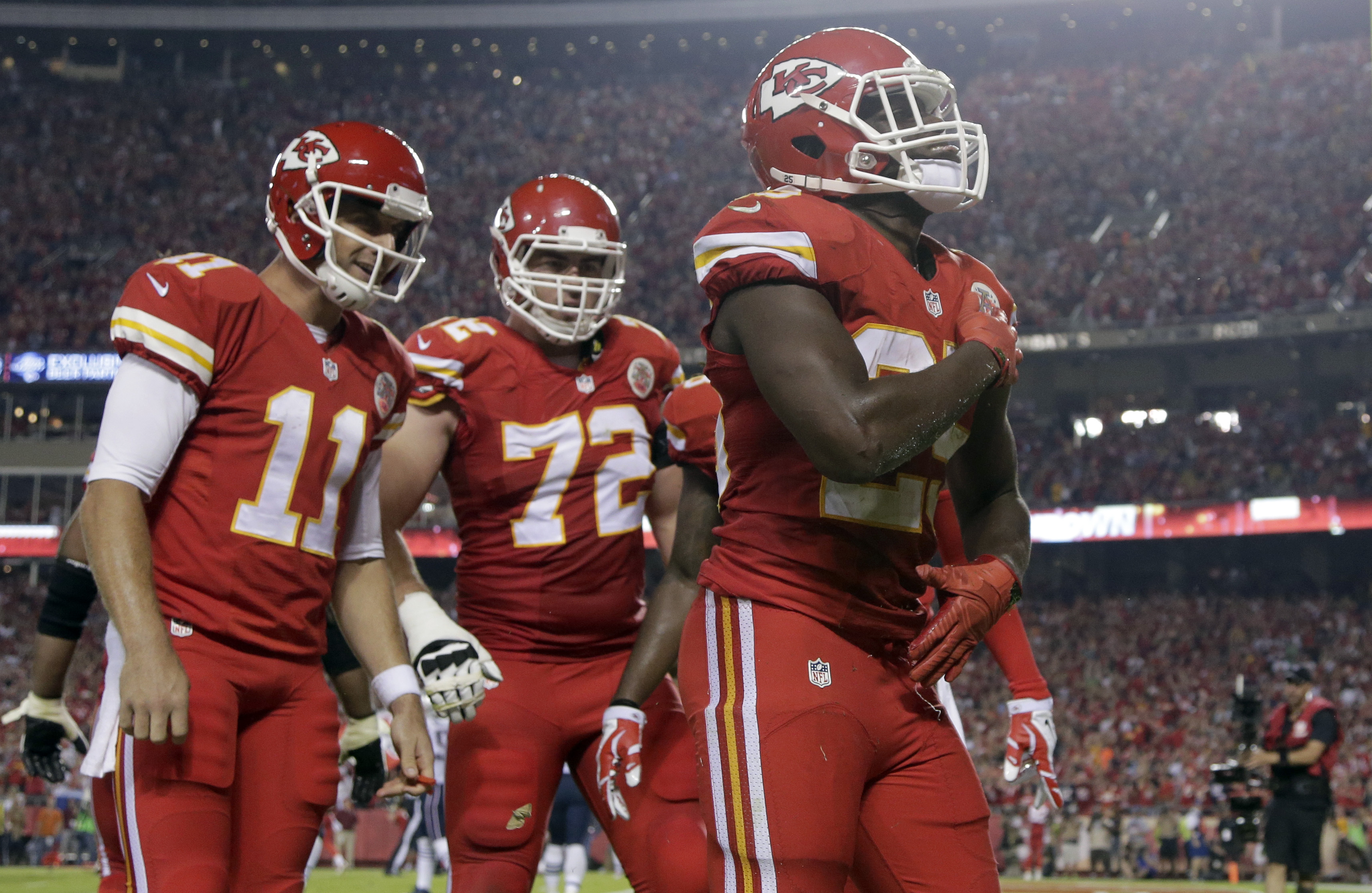 Chiefs offense hums in 41-14 rout of Patriots