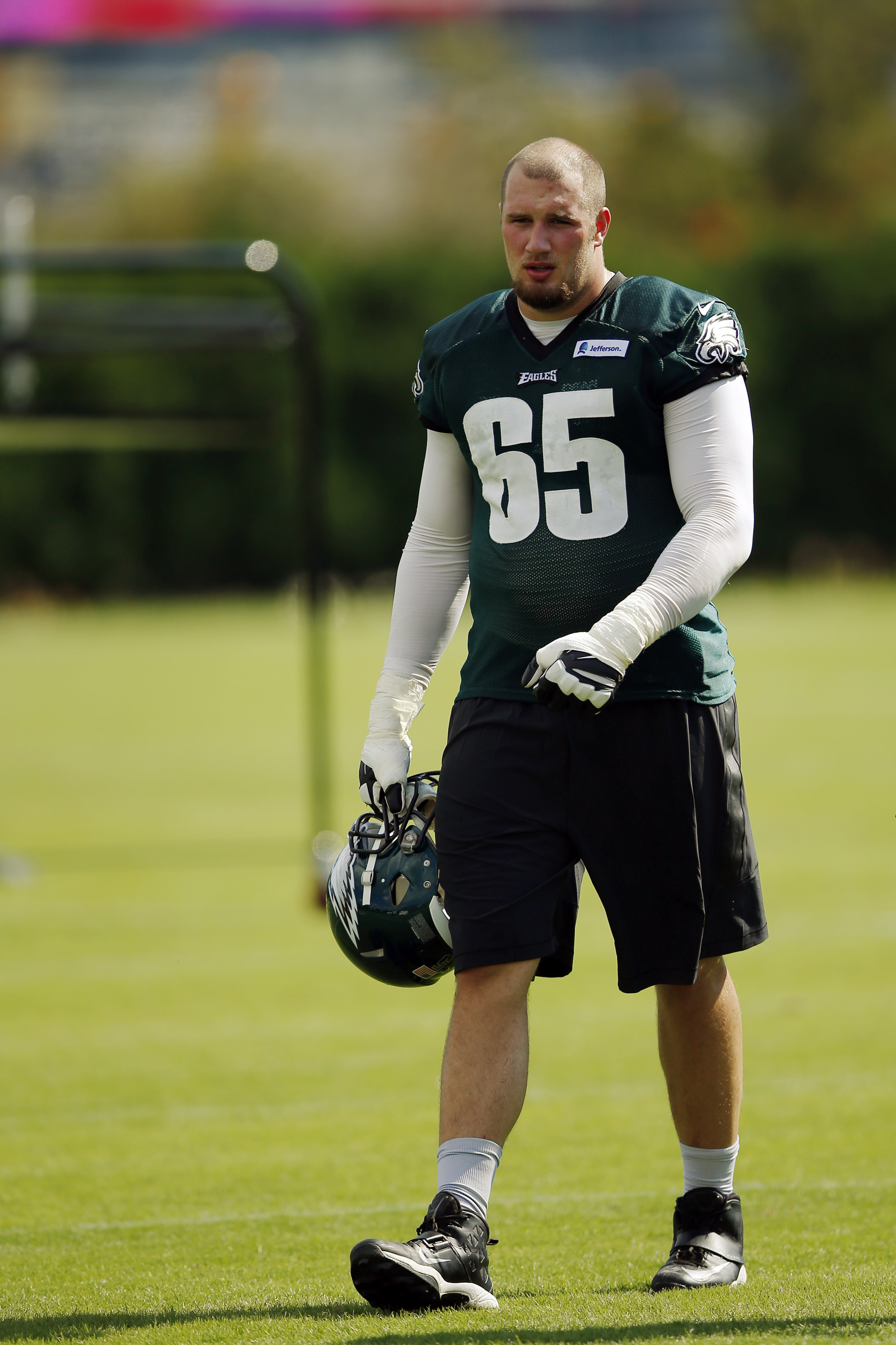 Johnson returns to bolster Eagles' O-line