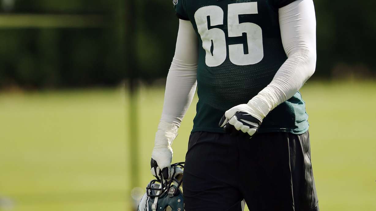 Johnson returns to bolster Eagles' O-line