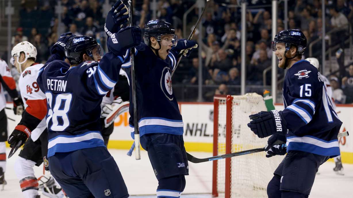 Pavelec helps Jets edge Senators 2-1