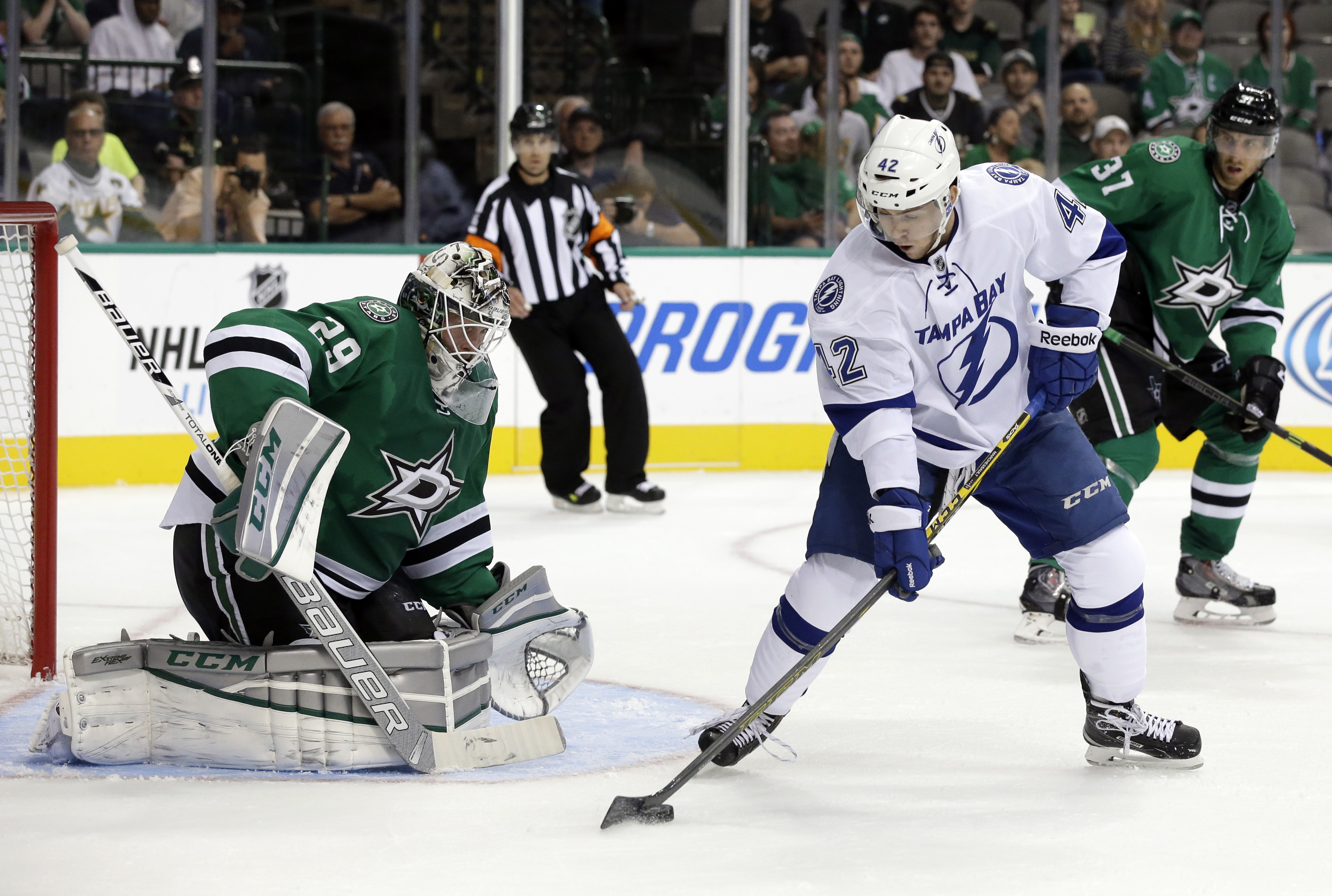 Paquette, Connolly lift Lightning over Stars 5-1